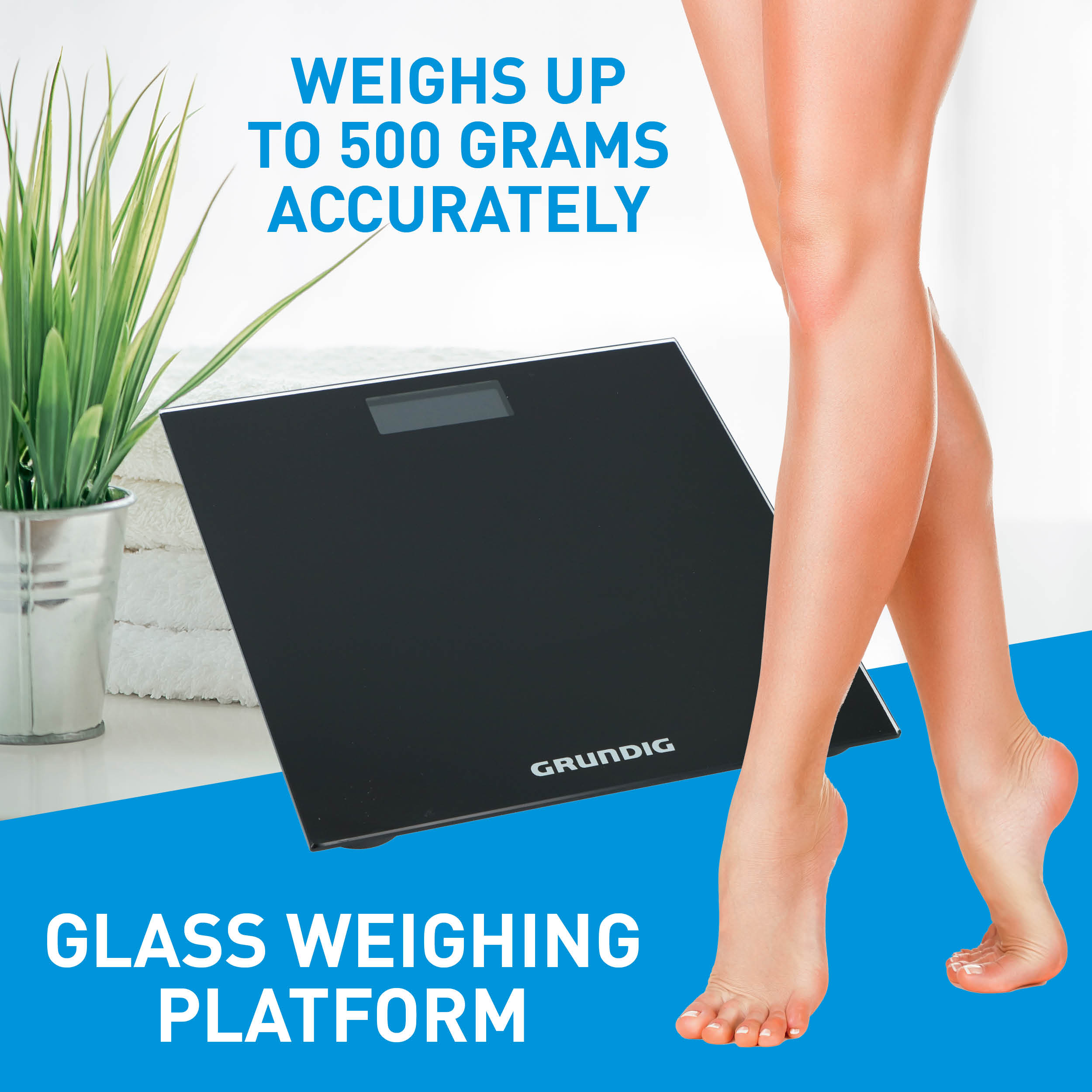 Een vrouw staat in de buurt van een zwarte weegschaal. De tekst luidt 'Glass Weighing Platform'. Een plant en handdoeken staan op de achtergrond.
