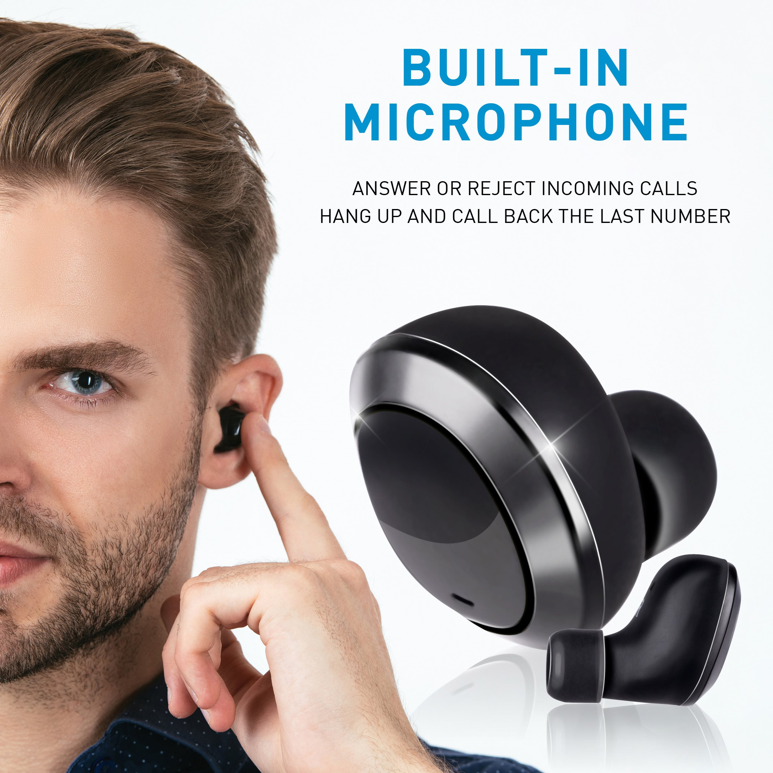 Man met oortelefoon, wijzend naar een andere oortelefoon. Tekst zegt 'Built-in Microphone'. Oortelefoons zijn zwart en zilver.