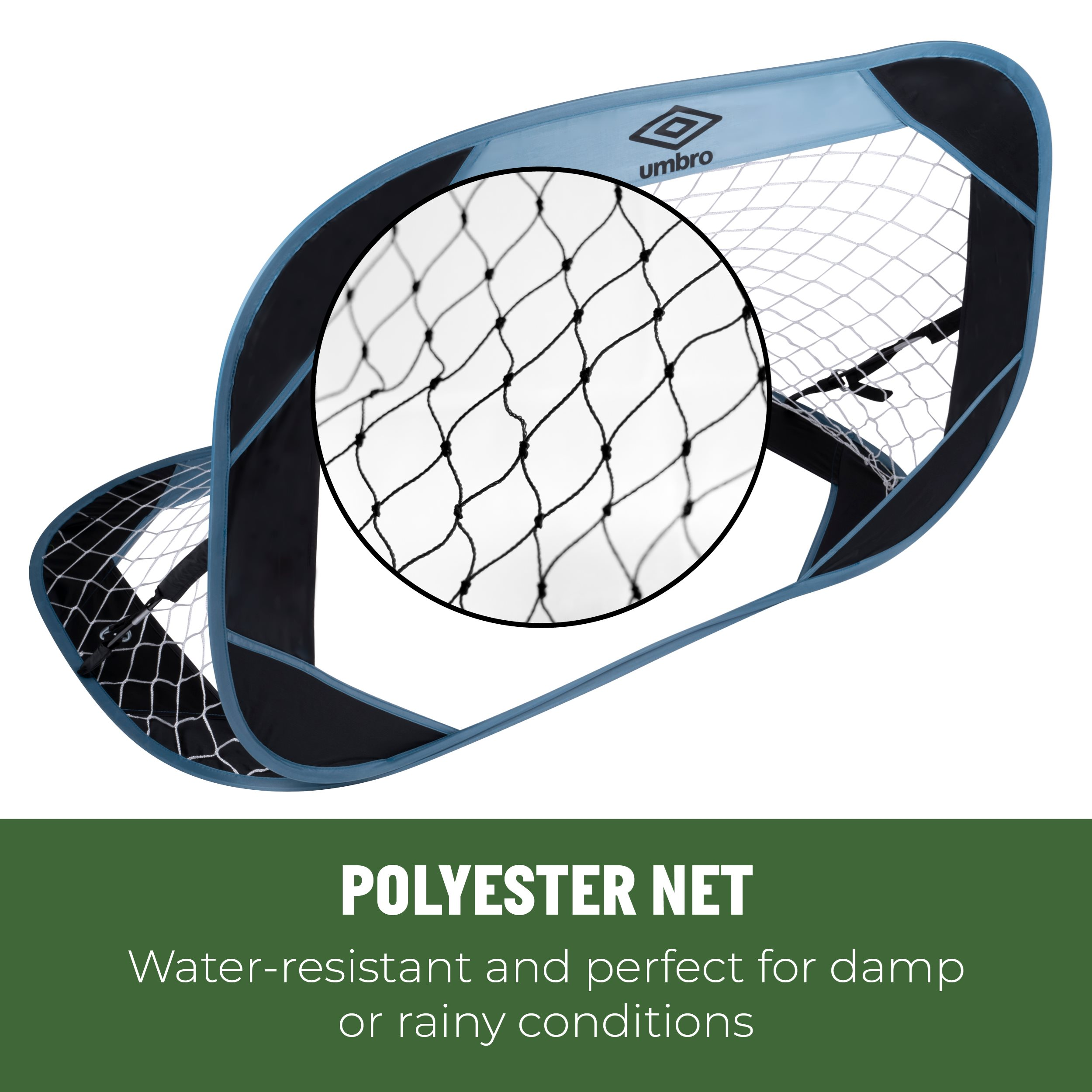 Una portería de fútbol portátil con red negra, marco azul y el logotipo de Umbro. El texto dice 'Polyester Net'.