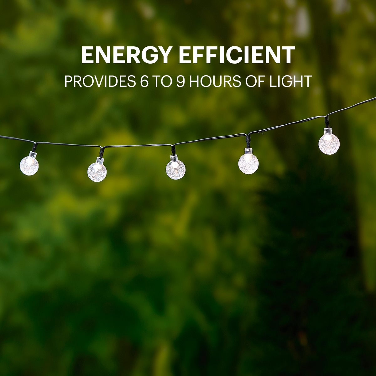 Slingerverlichting met wit gloeiende lampen hangt tegen een vage groene achtergrond, met tekst 'ENERGY EFFICIENT'.