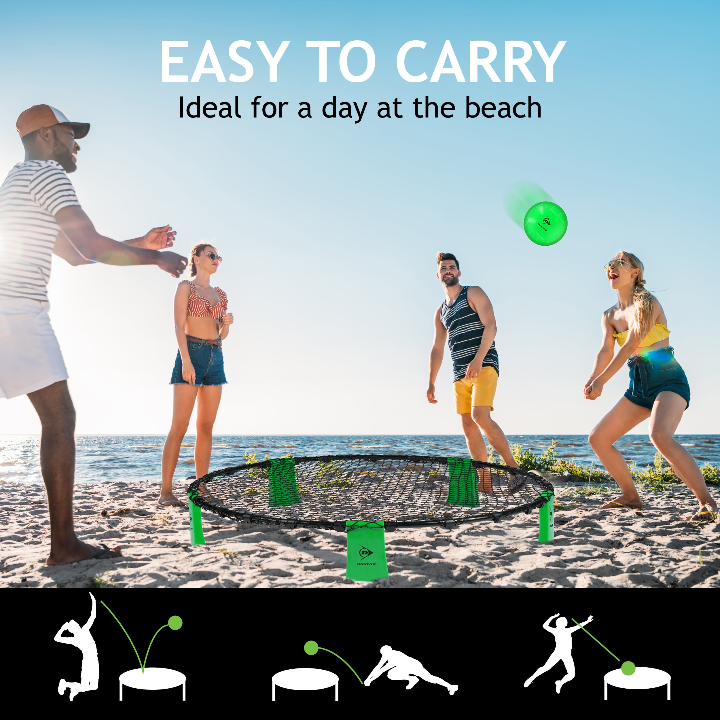 Strandscene: mensen spelen spikeball. Een groene bal vliegt in de lucht. Er is een net in het midden. Blauwe hemel.