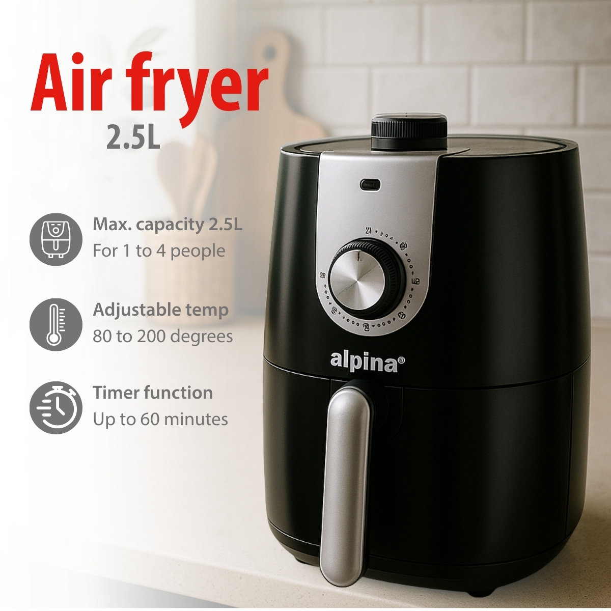 Een zwarte airfryer met zilveren accenten, een draaiknop en een handvat. Staat op een wit oppervlak.