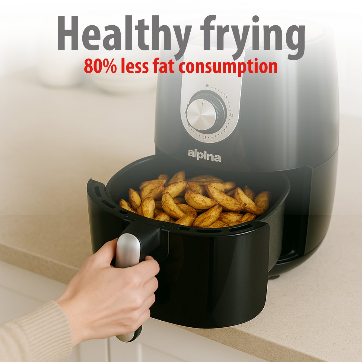 Een airfryer met friet. Een hand houdt de handgreep vast. De tekst luidt 'Gezond frituren' en '80% minder vetverbruik'.