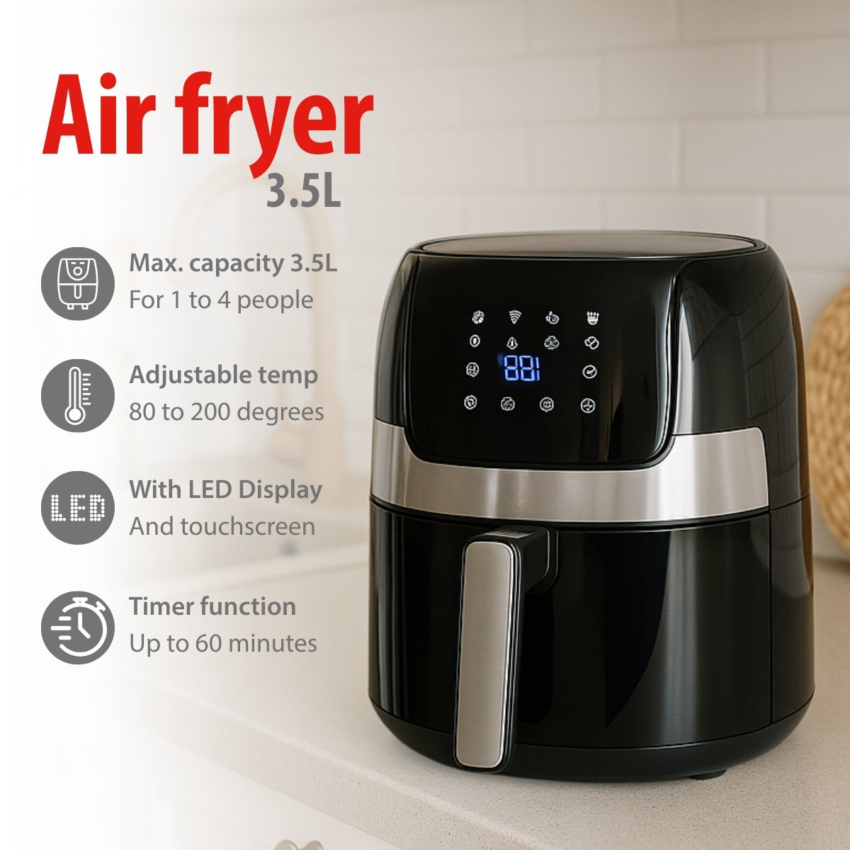 Een zwarte airfryer met een digitaal display en zilveren handvat staat op een aanrecht. Tekst details max. capaciteit, instelbare temp, LED display.