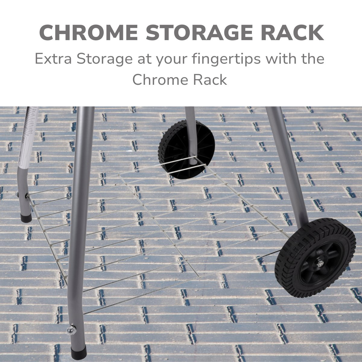 Chromen opbergrek met zwarte wielen en draadplank, op een oppervlak met baksteenpatroon. Tekst: Extra opslagruimte met de Chrome Rack.