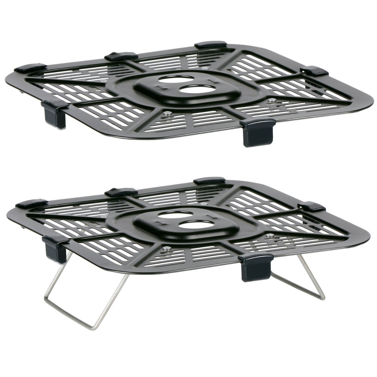 Twee zwarte metalen grillroosters. Eén plat, één met poten. Beide vierkant met sleufontwerp en centrale gaten, zwarte clips.