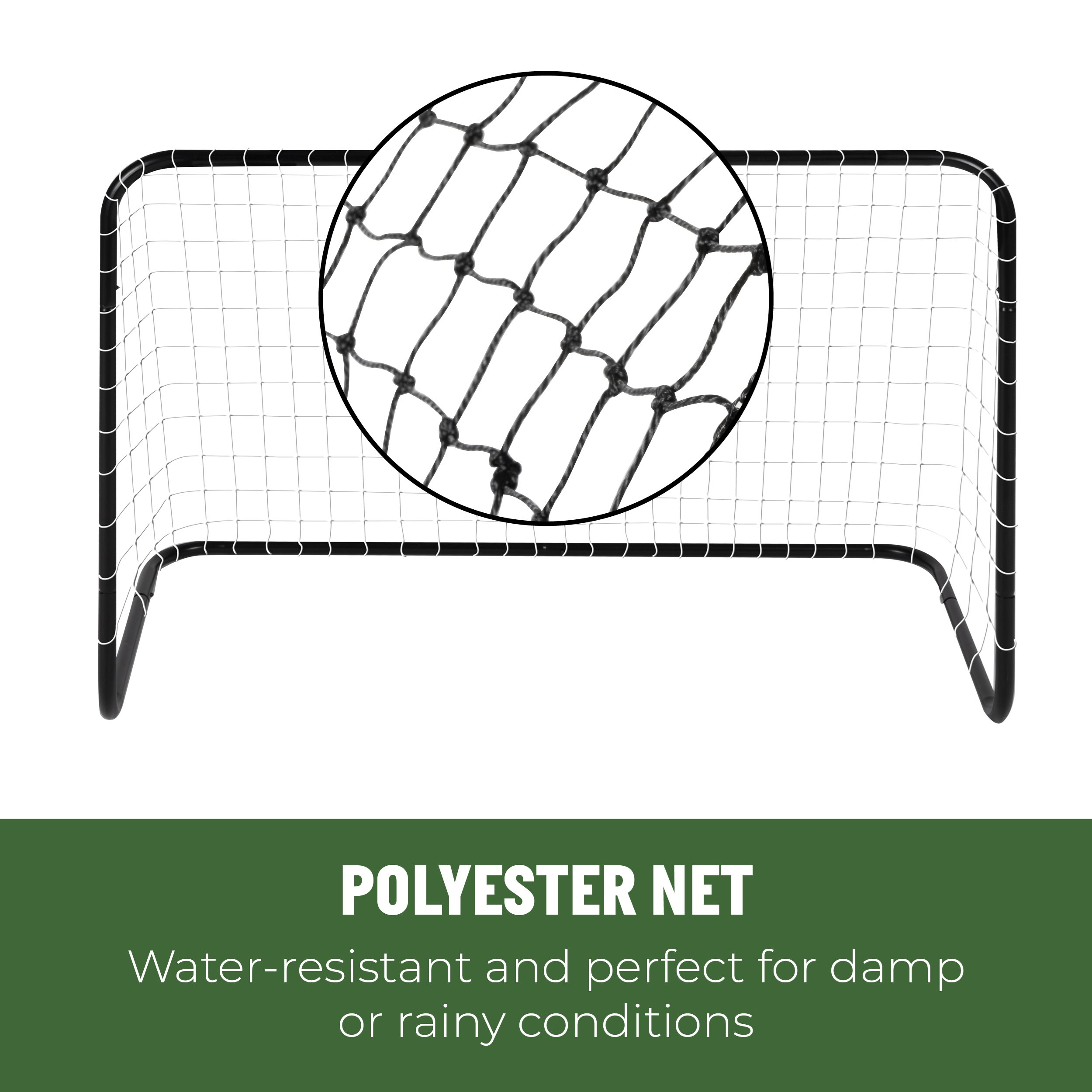 Ein schwarzes Fußballnetz mit einem weißen Netz. Ein grünes Banner besagt, dass es sich um ein Polyester-Netz handelt, wasserbeständig und perfekt für Regen.