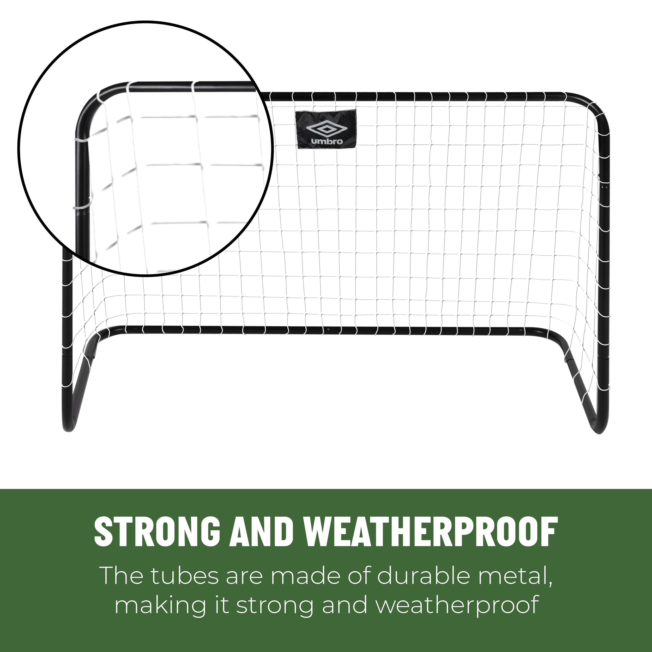 Ein schwarzes Fußballtor aus Metall mit einem weißen Netz. Das Umbro-Logo befindet sich auf dem Netz. Der Text lautet 'stark und wetterfest'.