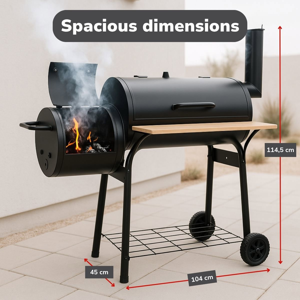 Zwarte barbecue met open vuur. Het heeft een houten bijzettafel, wielen en een schoorsteen. Afmetingen worden getoond.