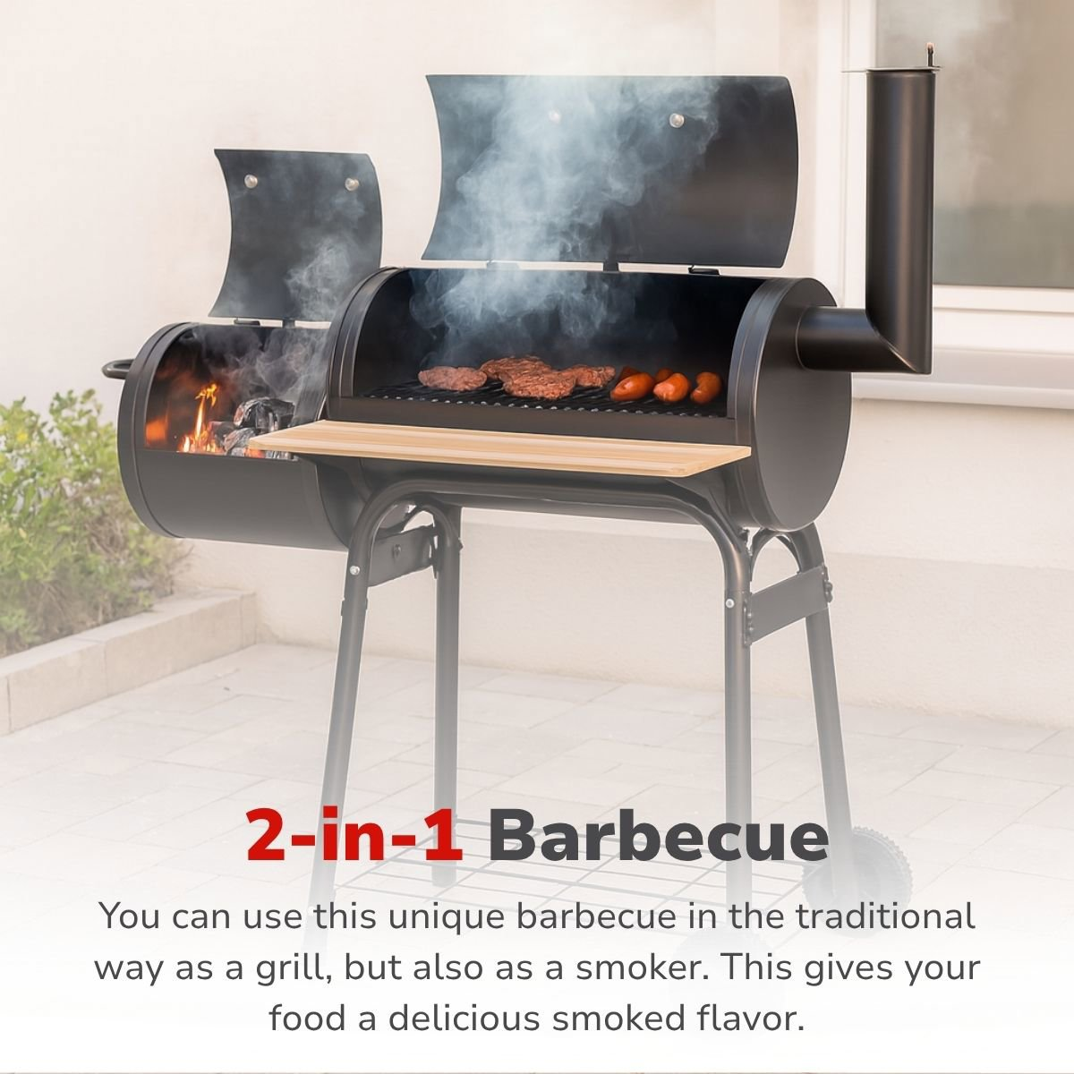 Een zwarte 2-in-1 barbecue grill met rook. Er is vuur in de linker kamer en eten dat gaart in de hoofdkamer.