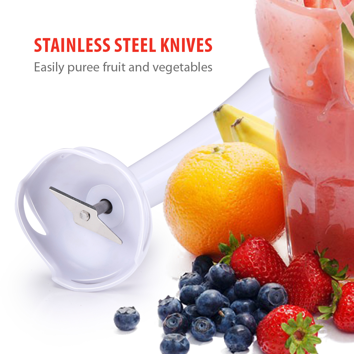 Een blender met een mes, fruit zoals sinaasappel, banaan, aardbeien en bosbessen en een smoothie in een glas.