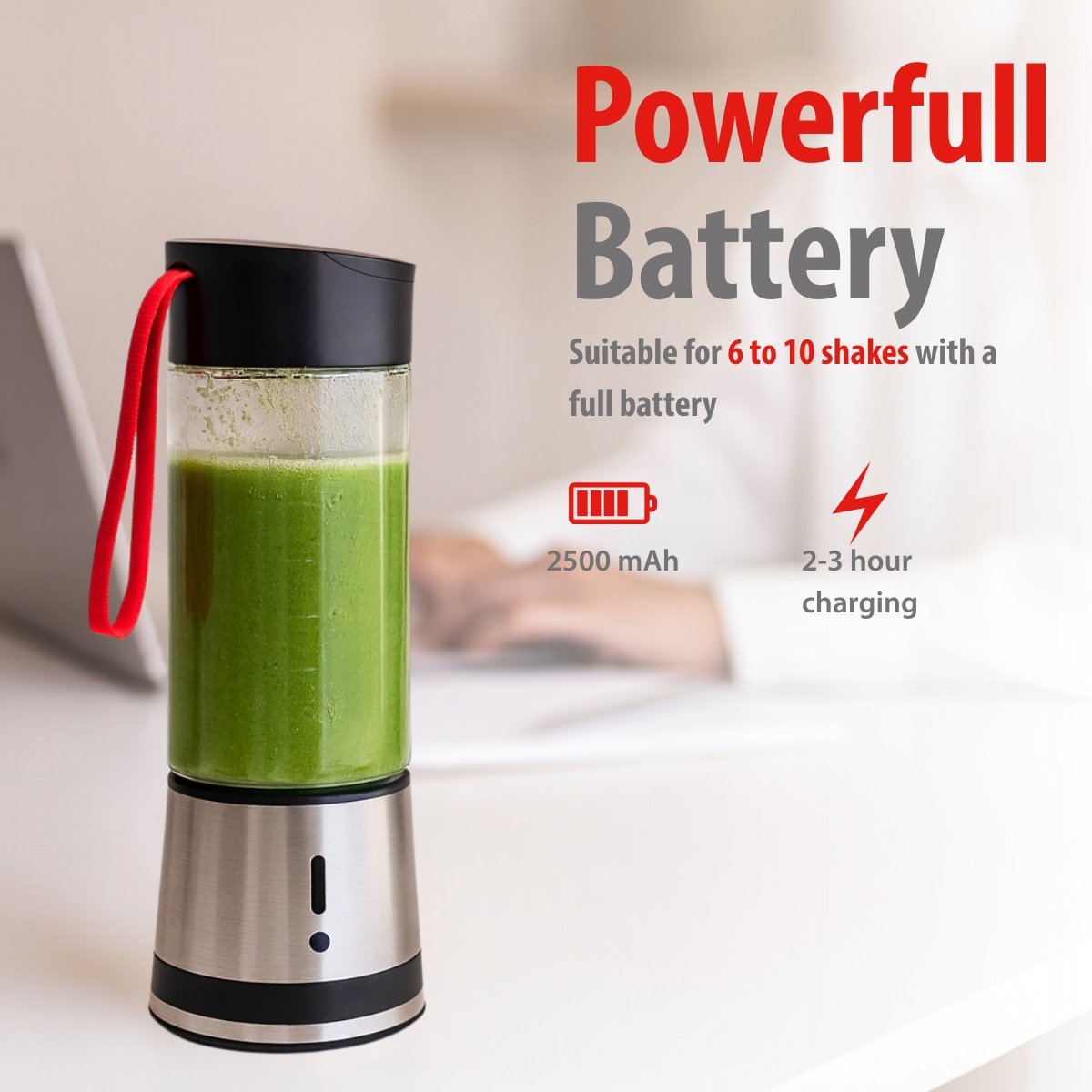 Een zilverkleurige blender met groene inhoud, zwarte deksel en rode handgreep. Tekst: Krachtige batterij, 2500 mAh, 2-3 uur opladen.