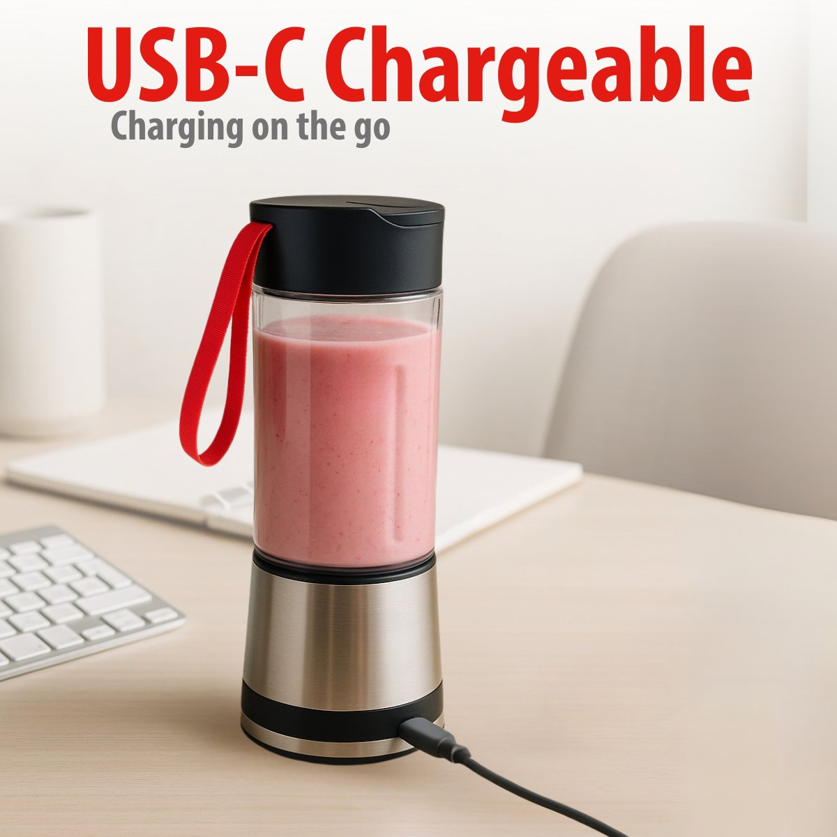 Een oplaadbare blender met roze smoothie. USB-C-kabel aangesloten. Rode band aan de bovenkant. Tekst luidt: USB-C oplaadbaar, opladen onderweg.