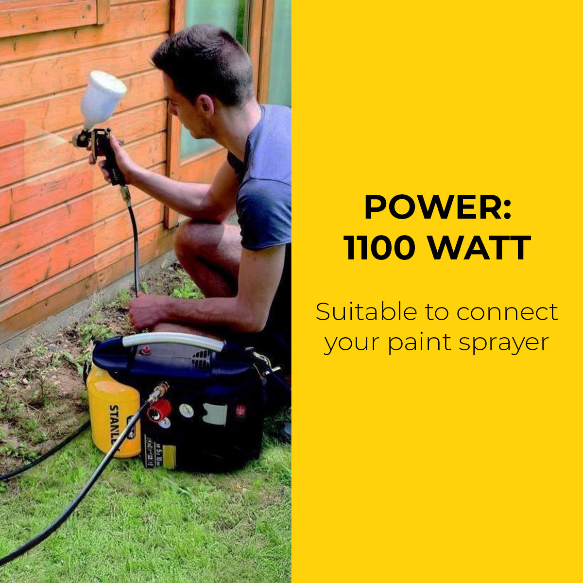 Mężczyzna używa opryskiwacza do malowania w pobliżu drewnianej ściany. Żółty zbiornik i czarne urządzenie leżą na trawie.