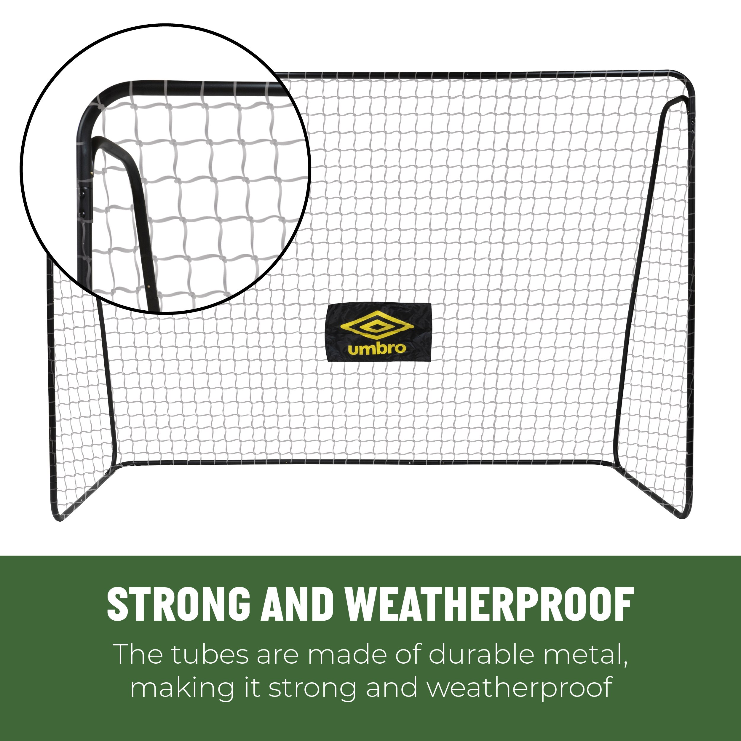 Ein schwarzes Fußballtor aus Metall mit weißem Netz. Das Umbro-Logo befindet sich in der Mitte. Der Text lautet: Stark und wetterfest.