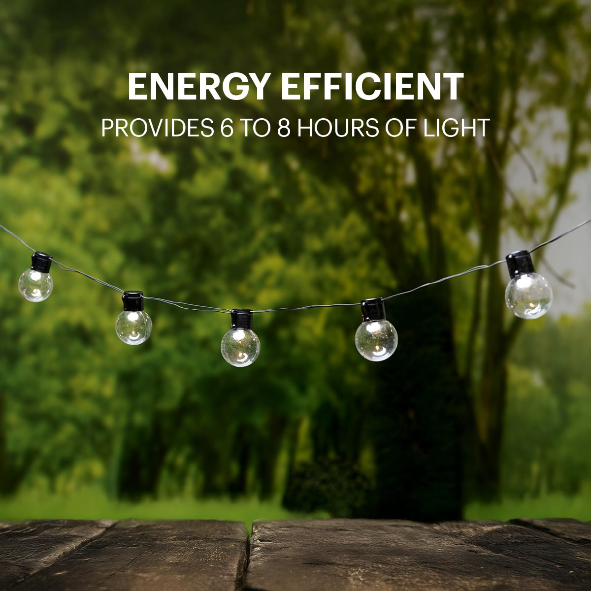 Slingers met heldere lampen hangen tegen een wazige groene achtergrond. De voorgrond heeft een houten tafel.