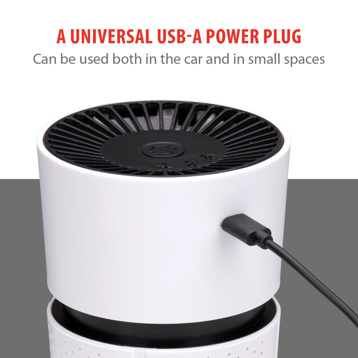Weißer und schwarzer USB-A-Stromstecker. Er hat ein schwarzes Kabel. Text oben sagt, dass er im Auto und in kleinen Räumen verwendet werden kann.