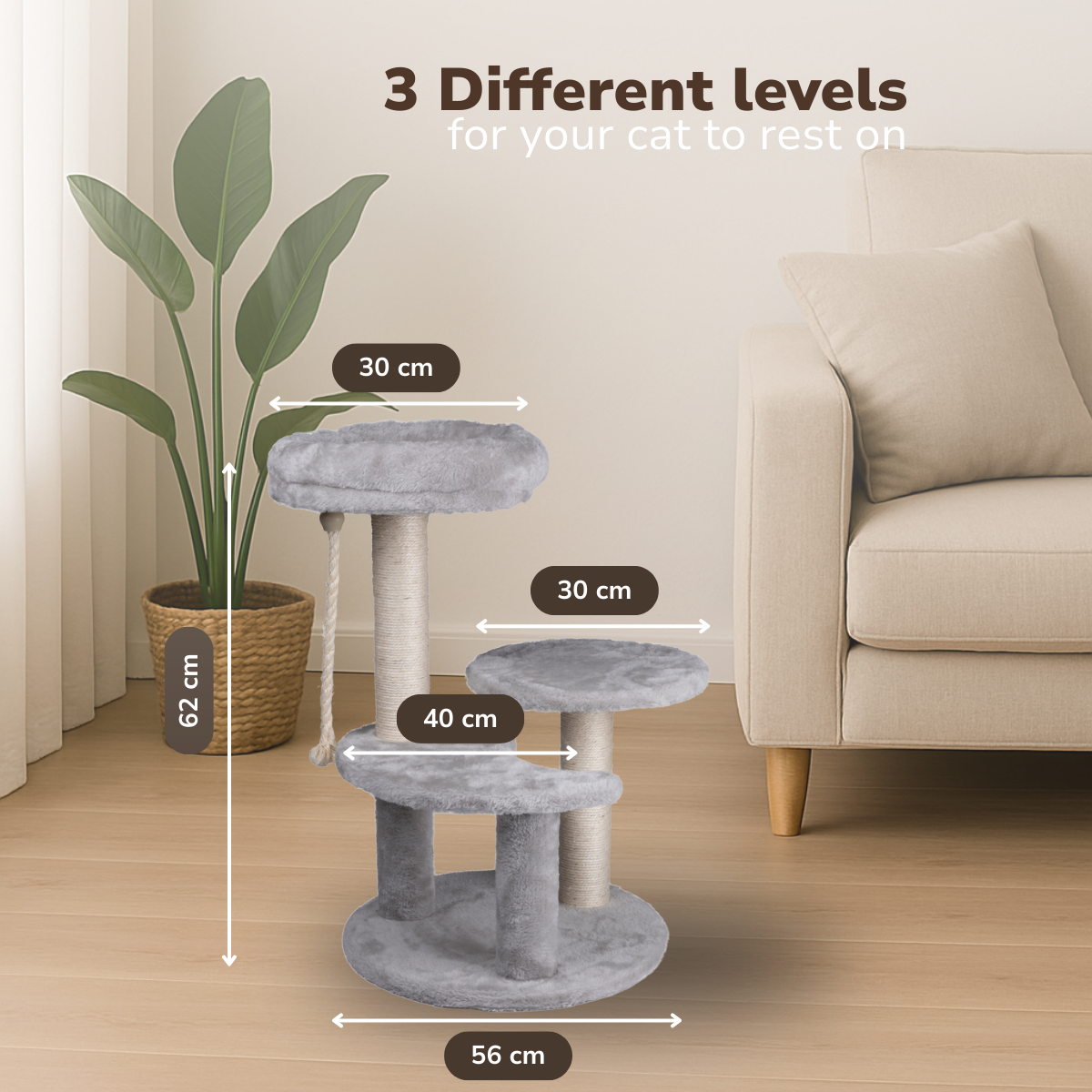 Een grijze krabpaal met drie niveaus, een plant en een bank. Afmetingen: 30cm, 40cm, 56cm en 62cm. Tekst: '3 verschillende niveaus voor uw kat om op te rusten'.