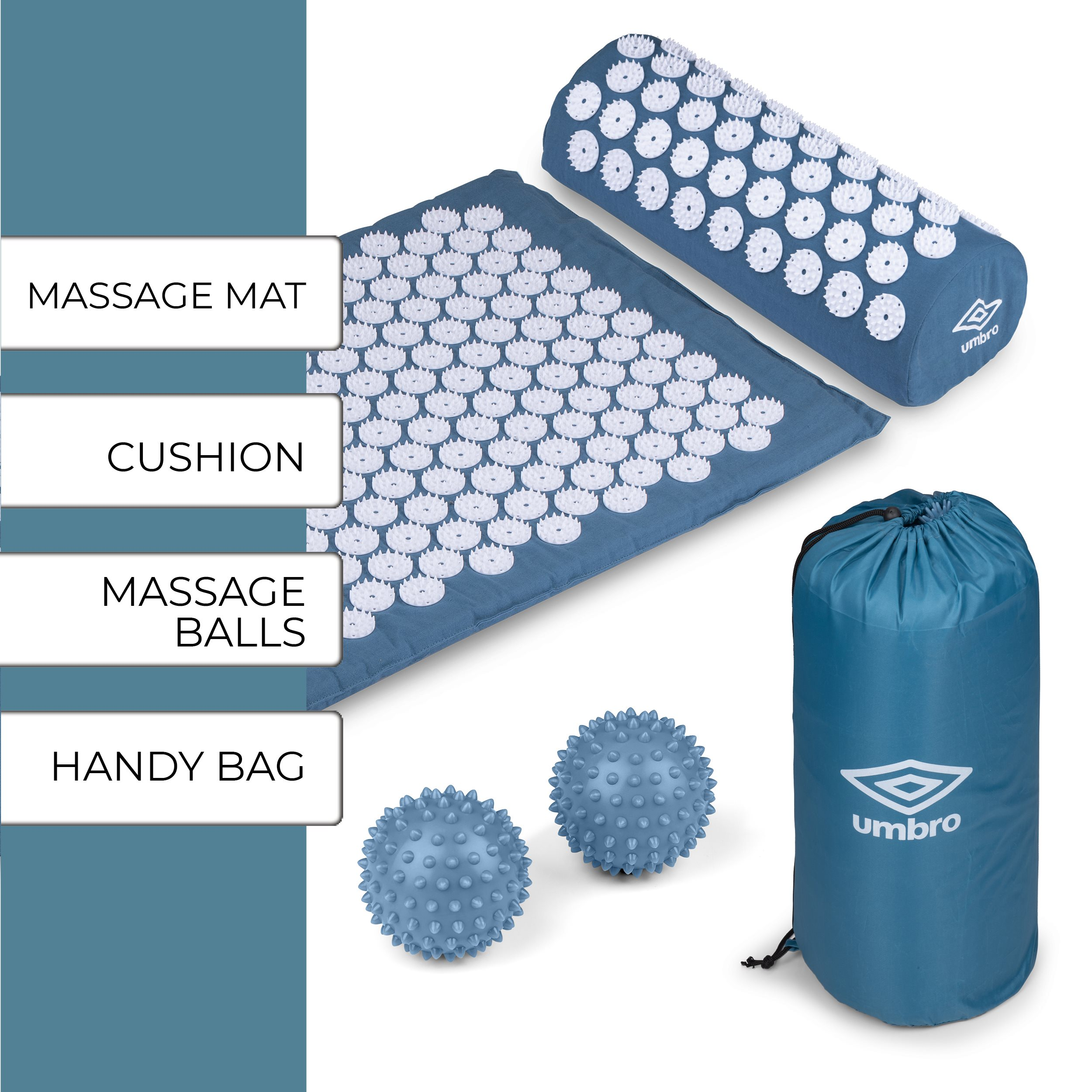Een massagekit met een mat, kussen, ballen en een tas. Alle items zijn blauw met witte accenten. De tas heeft het Umbro-logo.