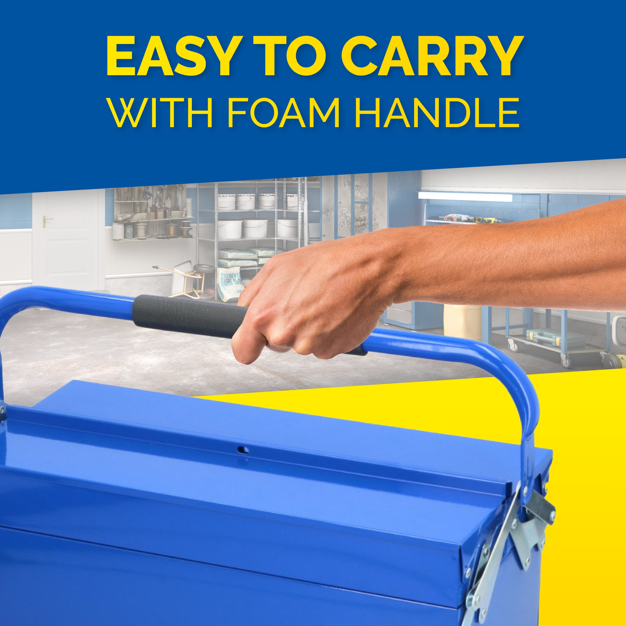 Een persoon houdt een blauwe gereedschapskist bij de handgreep. Boven staat: EASY TO CARRY WITH FOAM HANDLE.