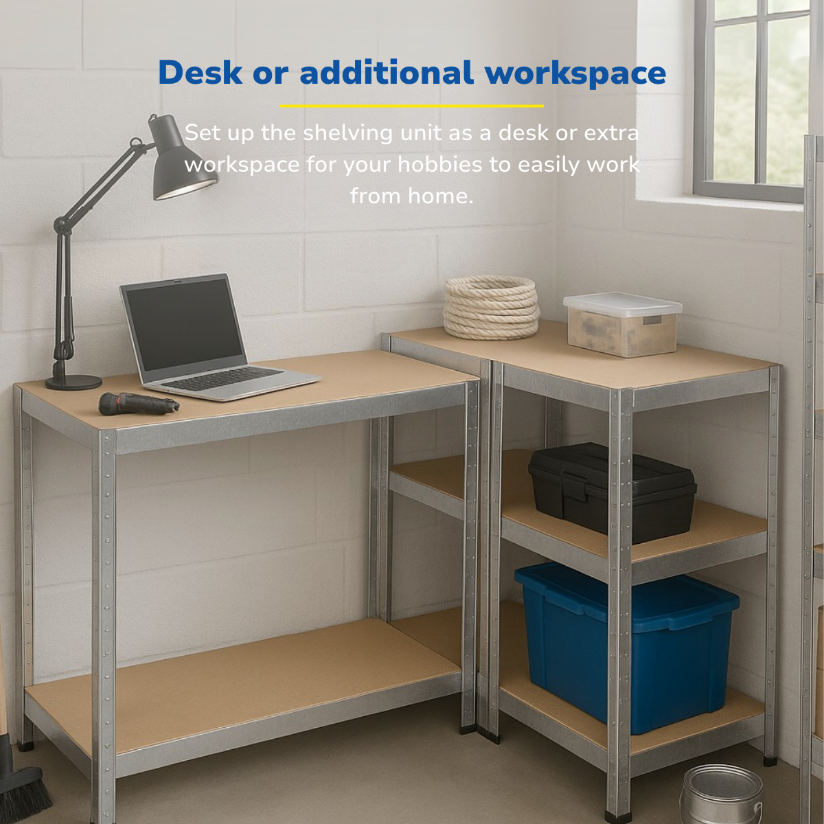 Een bureau met een laptop, bureaulamp en een stellingkast. Dozen en een touwmand staan op de planken.