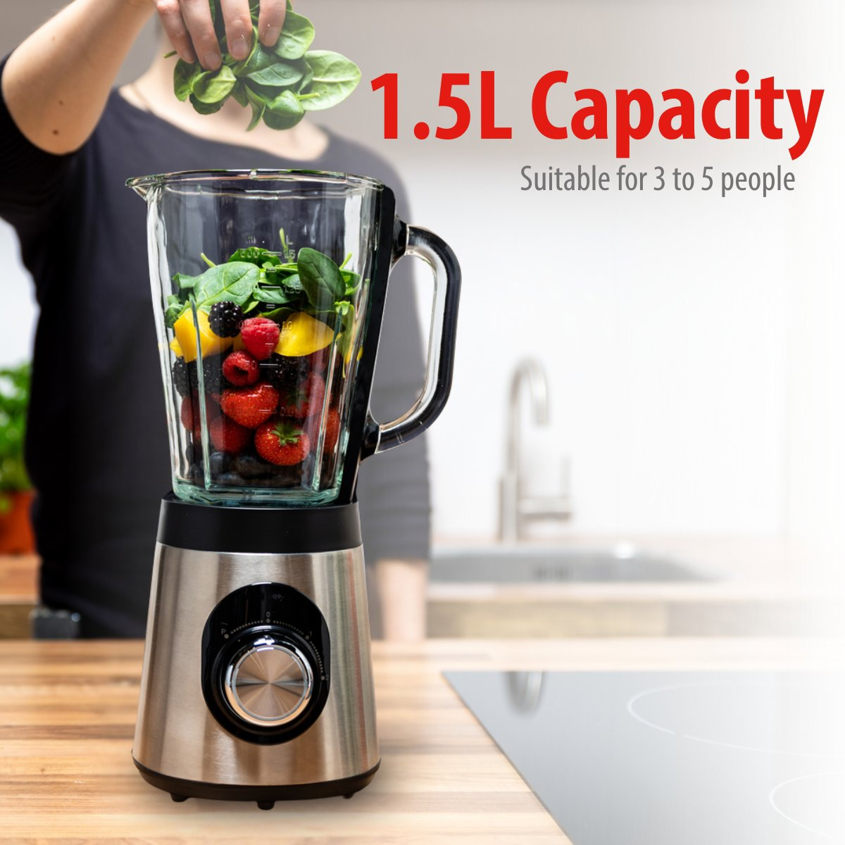 Un frullatore con frutta e spinaci, in fase di riempimento. Capacità 1,5L. Base in acciaio inox. Adatto per 3-5 persone.