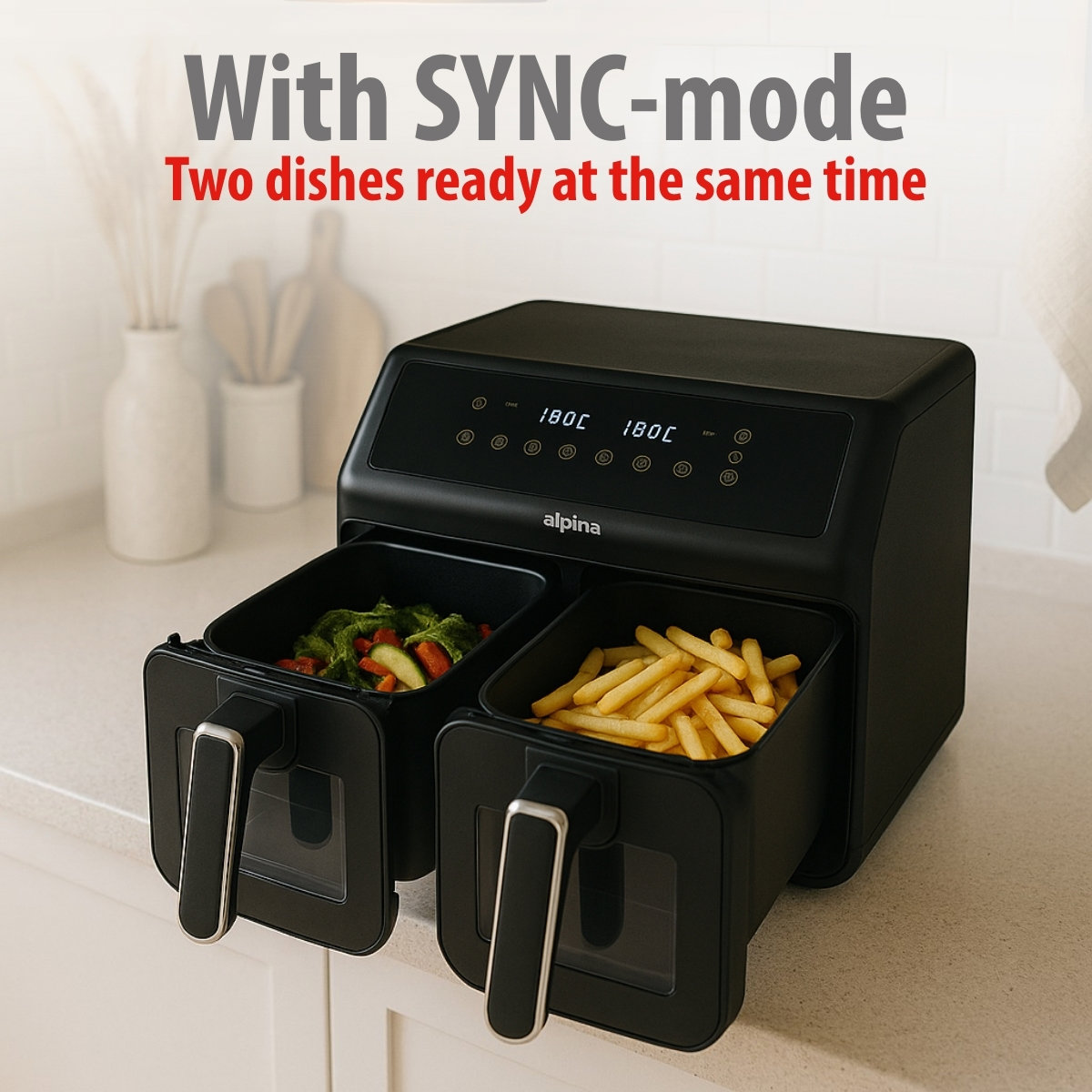 Zwarte airfryer met twee compartimenten, één met groenten en één met friet. Tekst: Met SYNC-modus. Twee gerechten klaar.