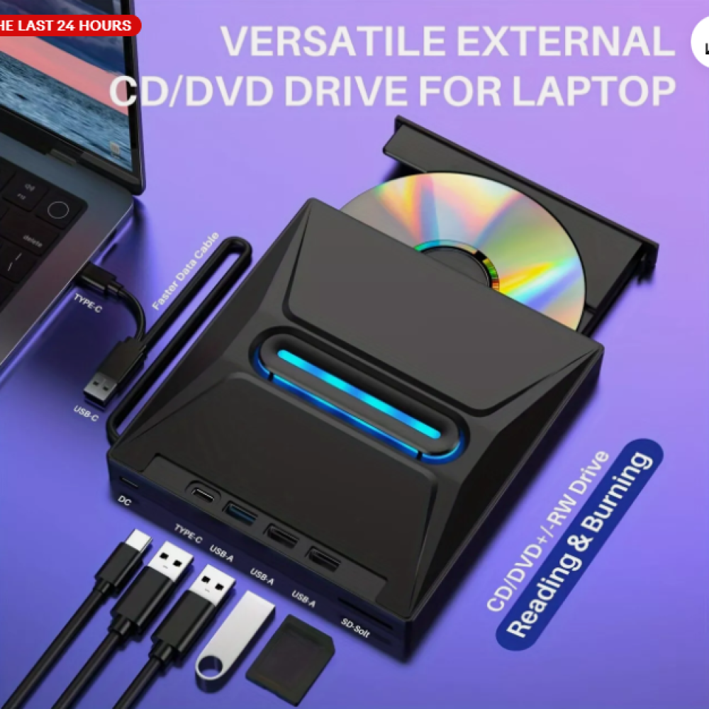 Ein schwarzes externes CD/DVD-Laufwerk, das über ein USB-C-Kabel mit einem Laptop verbunden ist. Eine CD ist im Inneren. Kabel und USB-Laufwerke sind sichtbar.