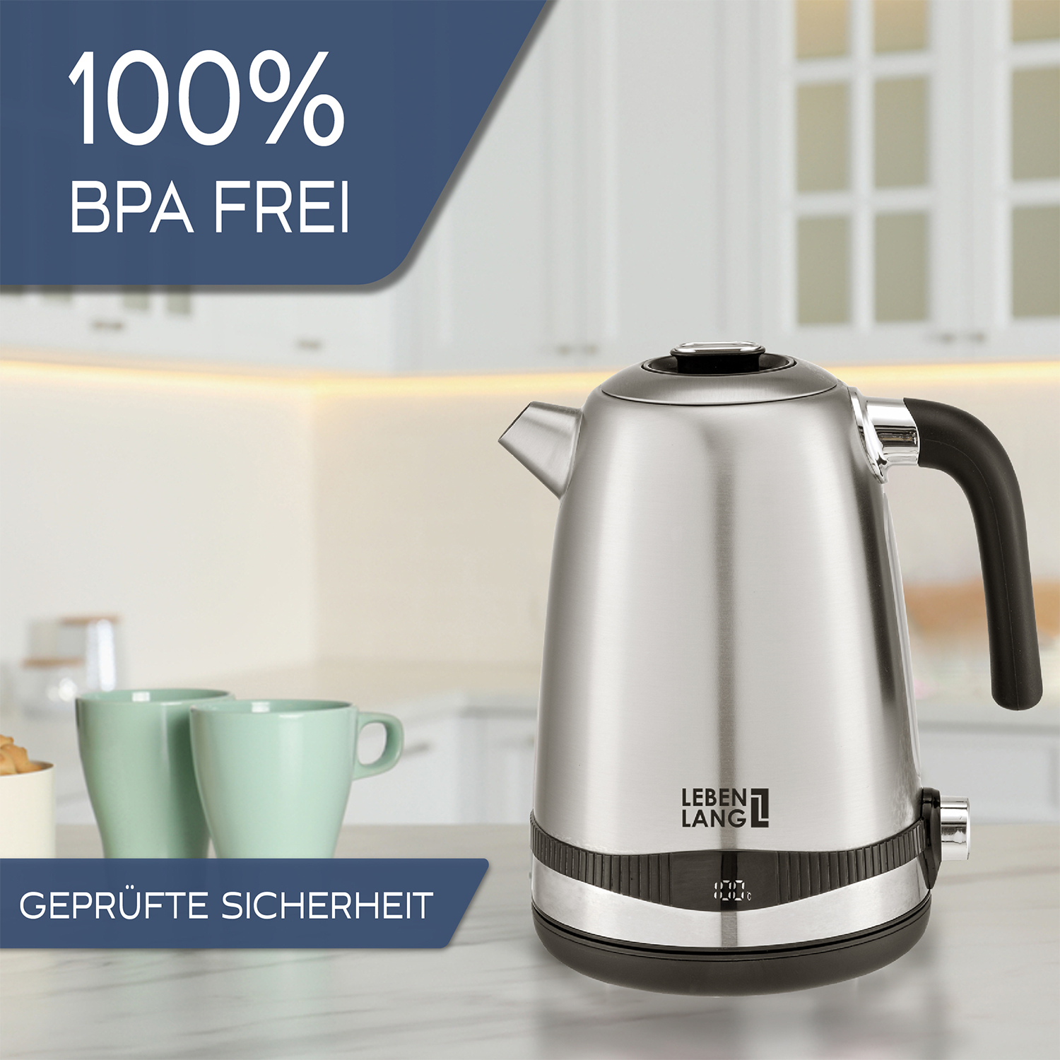 Un bollitore in acciaio inossidabile con manico e base neri. Due tazze verdi sul bancone. Testo: '100% BPA FREE' e 'GEPRÜFTE SICHERHEIT'.