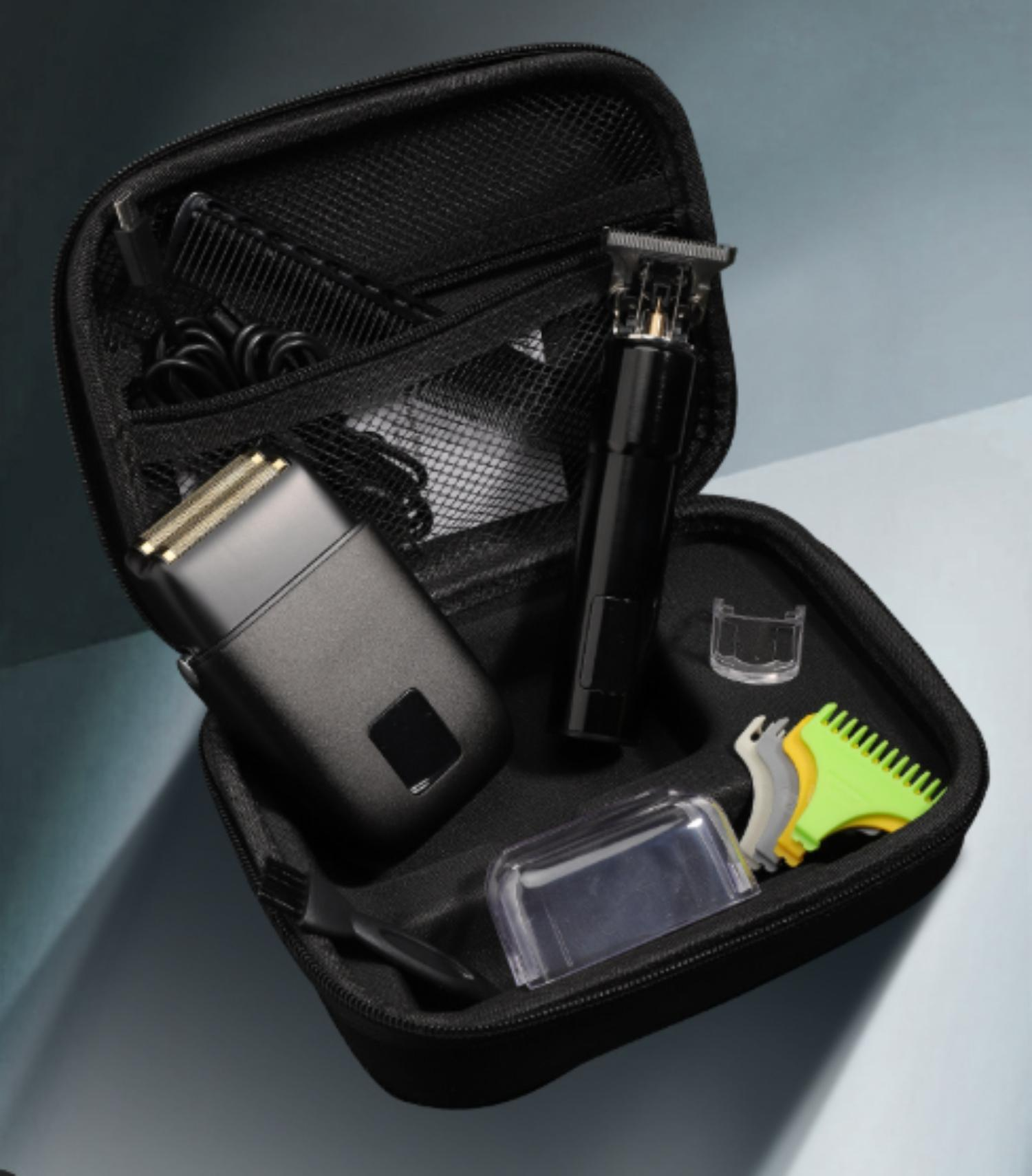 Offene schwarze Tasche mit Pflegeutensilien: Trimmer, Rasierer und Kammaufsätze. Der Hintergrund ist ein hellblau-grauer Farbverlauf.