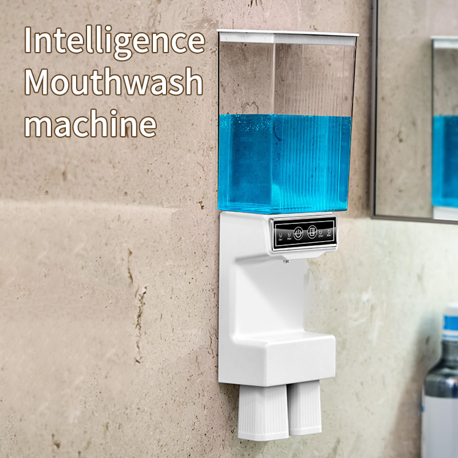 An der Wand befestigter Mundwasserspender mit blauer Flüssigkeit. Hat ein Bedienfeld und einen Becherhalter. Er ist an einer beigefarbenen Wand installiert.