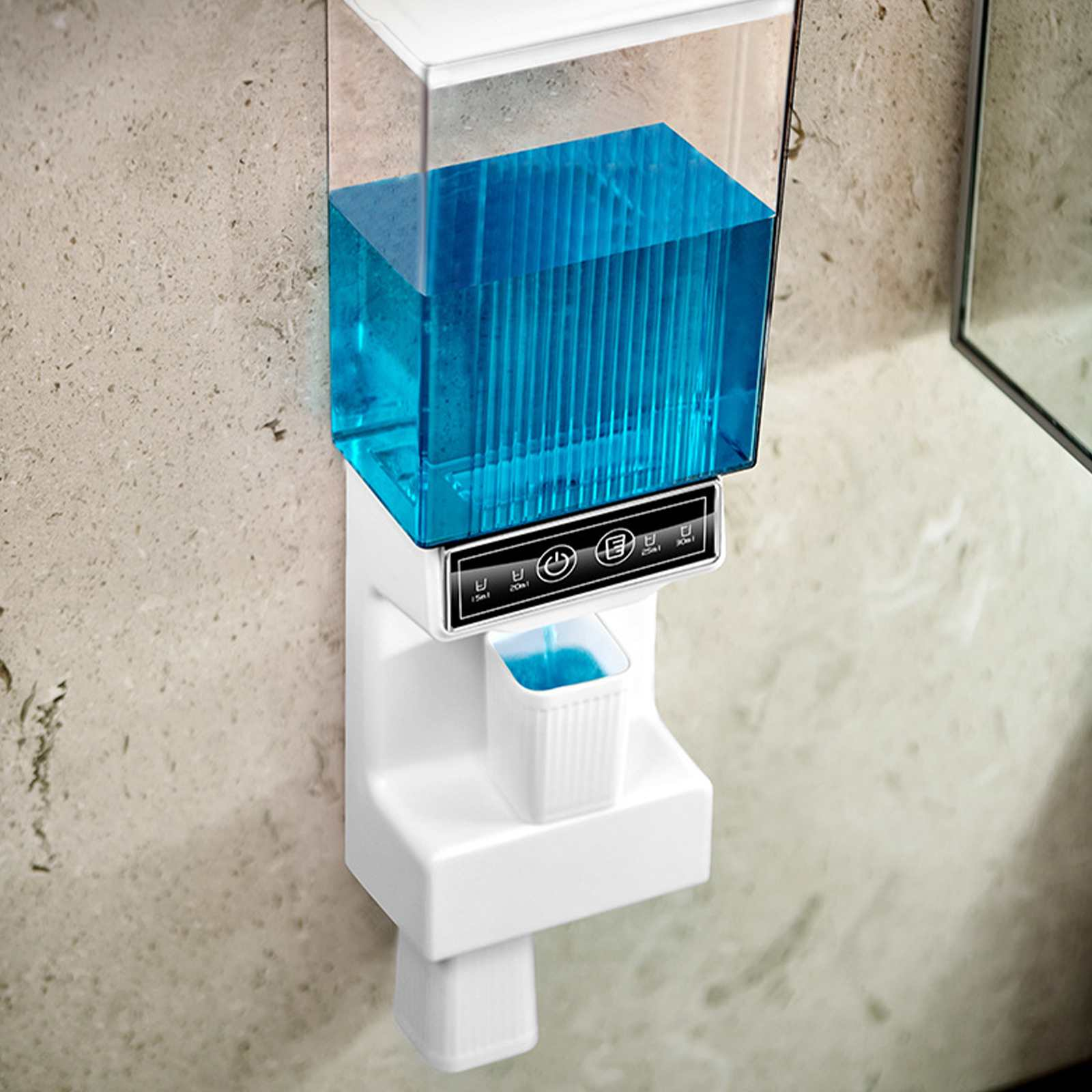 Ein weißer Flüssigkeitsspender mit blauer Flüssigkeit. Er ist an einer hellen Steinmauer befestigt. Im Hintergrund ist ein Spiegel.