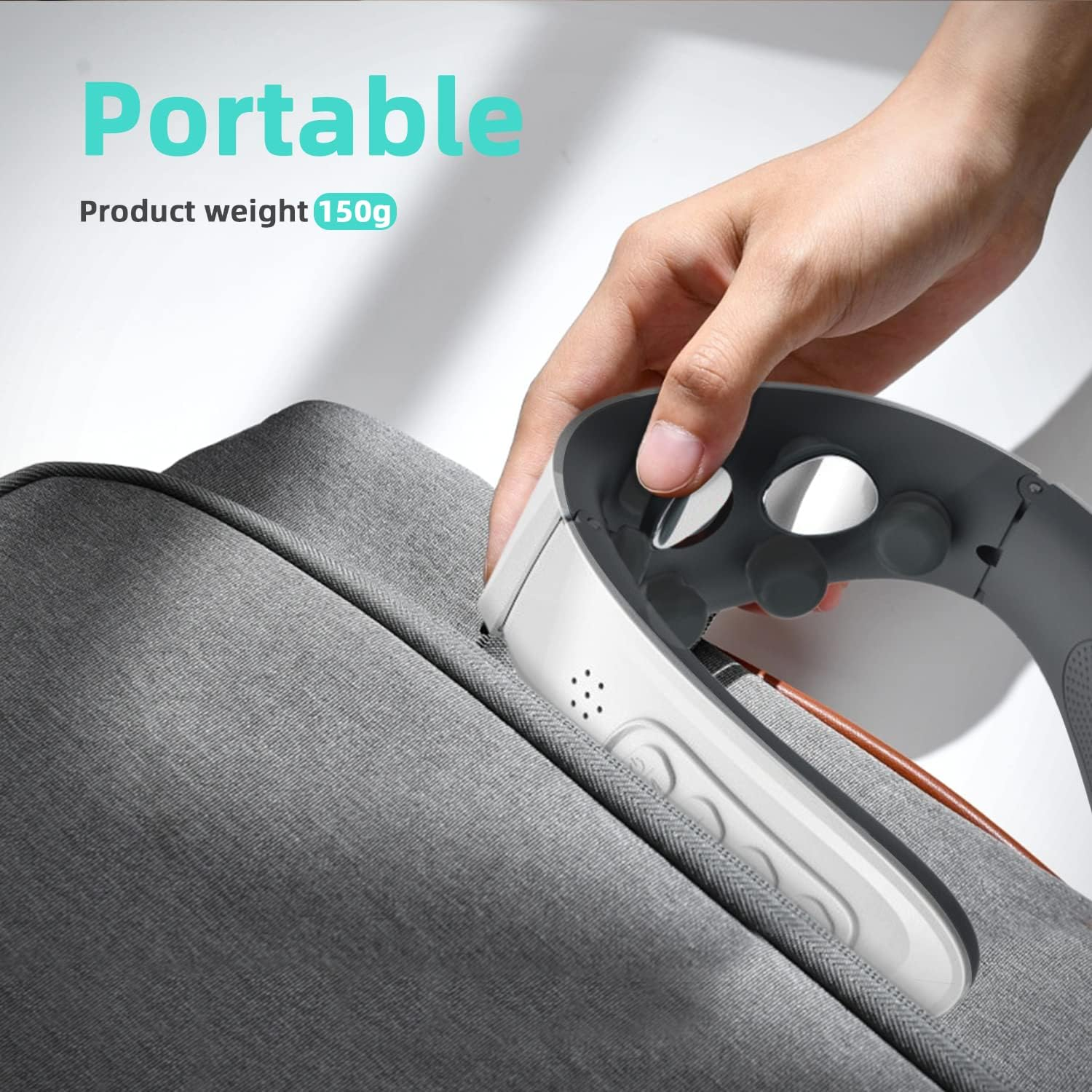 Hand hält ein weißes und graues Nackenmassagegerät. Das Produkt liegt auf einer grauen Tasche. Der Text oben lautet "Portable".