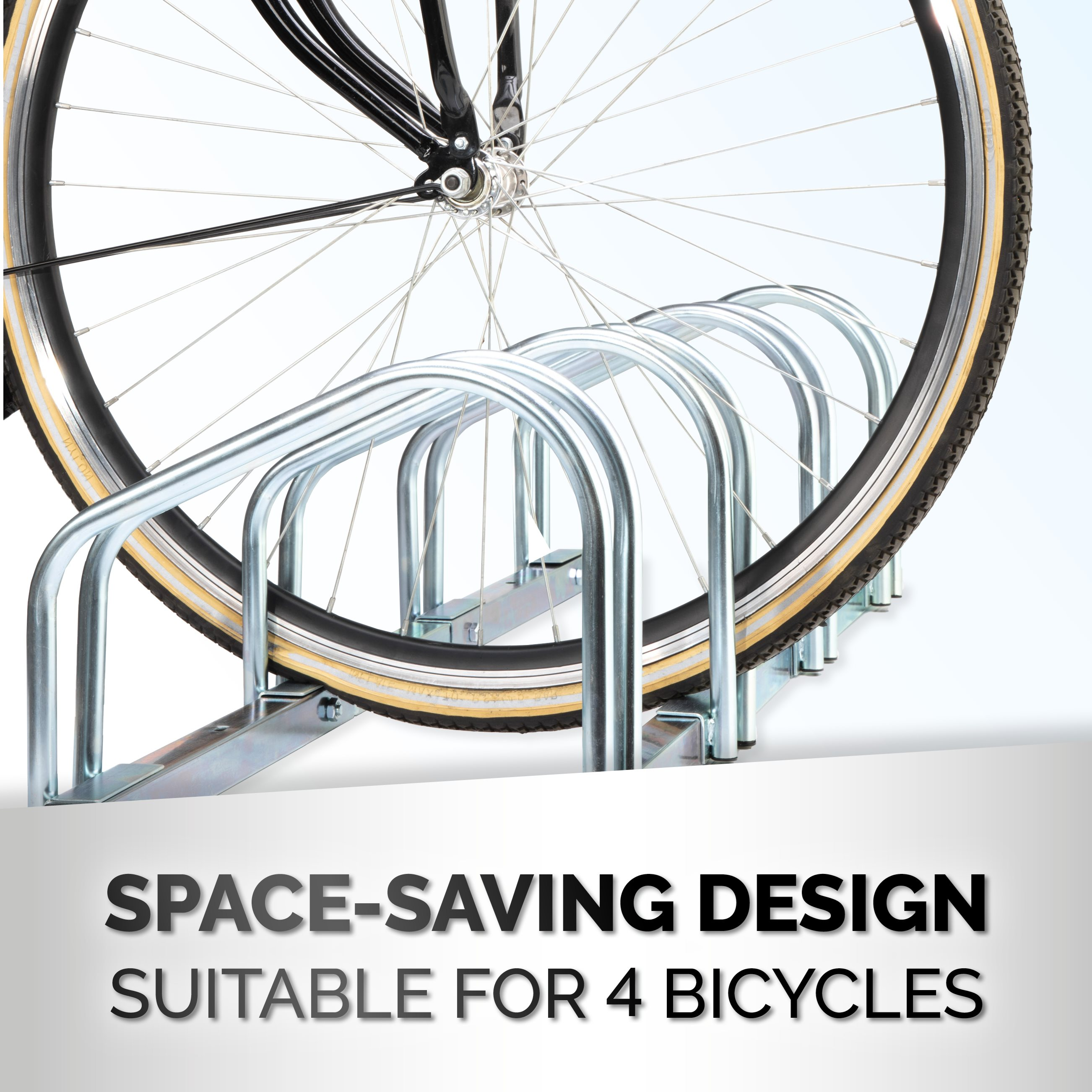 Een fietswiel in een metalen fietsenrek. Tekst: Ruimtebesparend ontwerp geschikt voor 4 fietsen.
