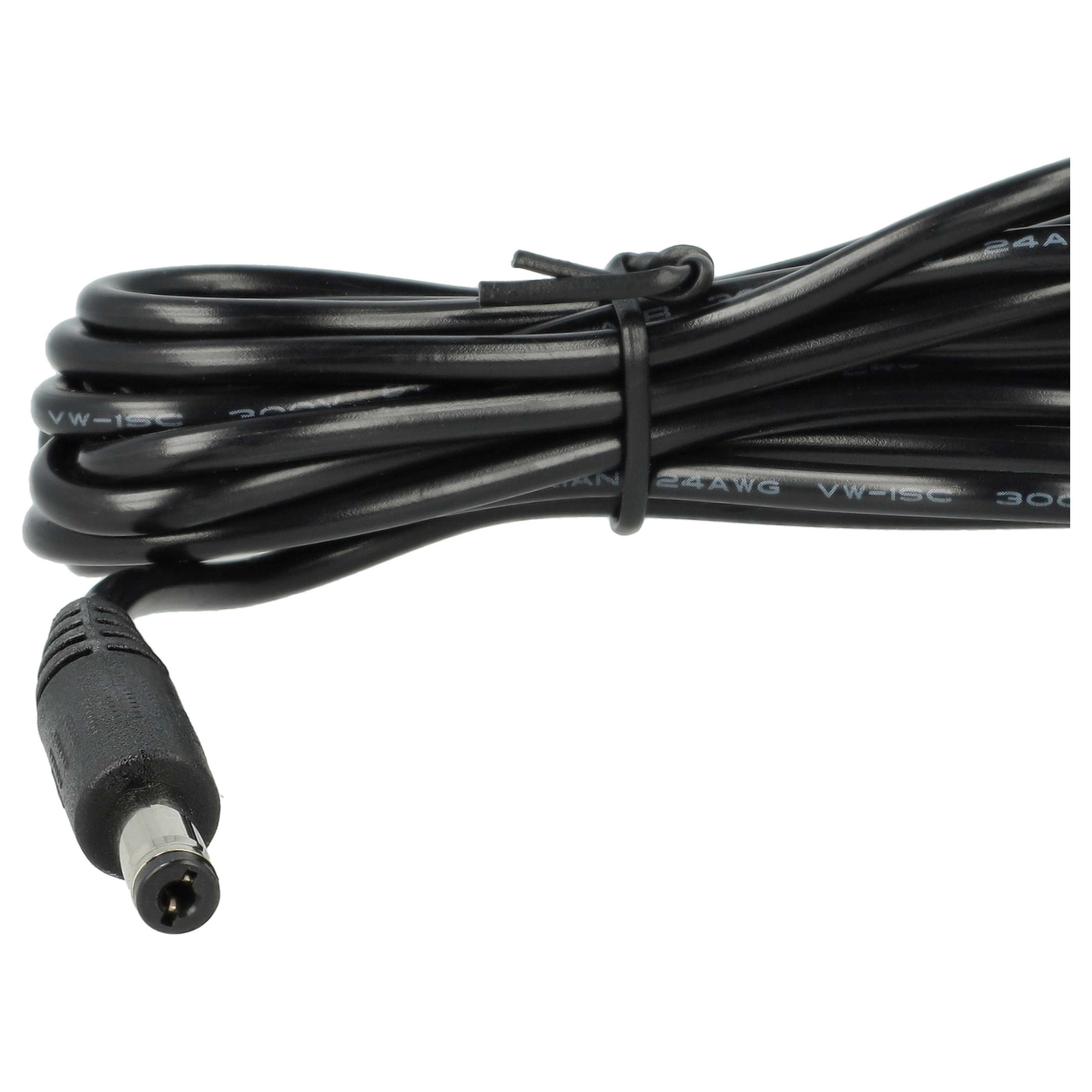 Schwarzes Netzkabel mit DC-Stecker. Das Kabel ist aufgerollt und mit einem Kabelbinder befestigt. Weißer Hintergrund.