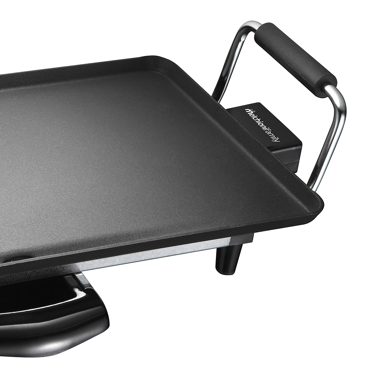 Nahaufnahme einer schwarzen Elektrogriddle mit Griff. Die Grillplatte ist rechteckig. Der Griff ist silberfarben mit schwarzem Griff.
