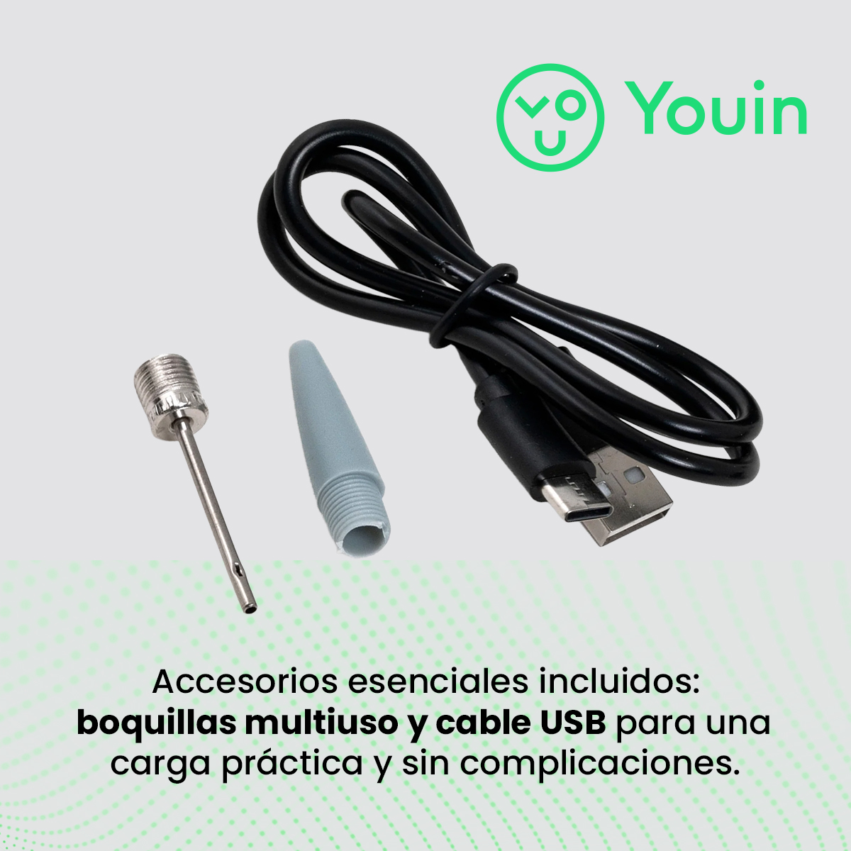 Imagen muestra accesorios: una boquilla plateada, una punta de lápiz gris y un cable USB negro sobre fondo blanco con logo.