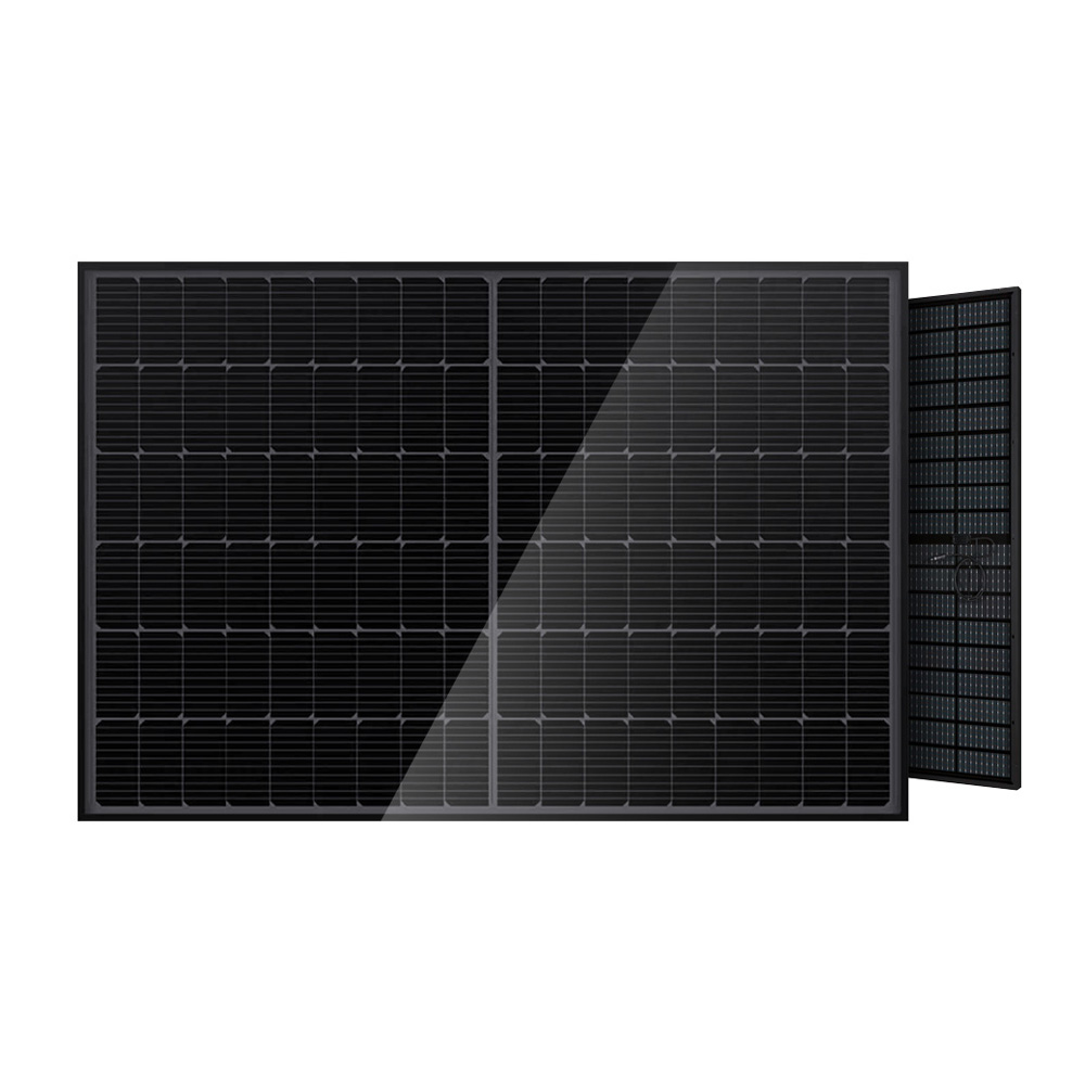 Se muestran tres paneles solares negros. Dos están conectados y uno está separado, creando una representación visual de la energía solar.