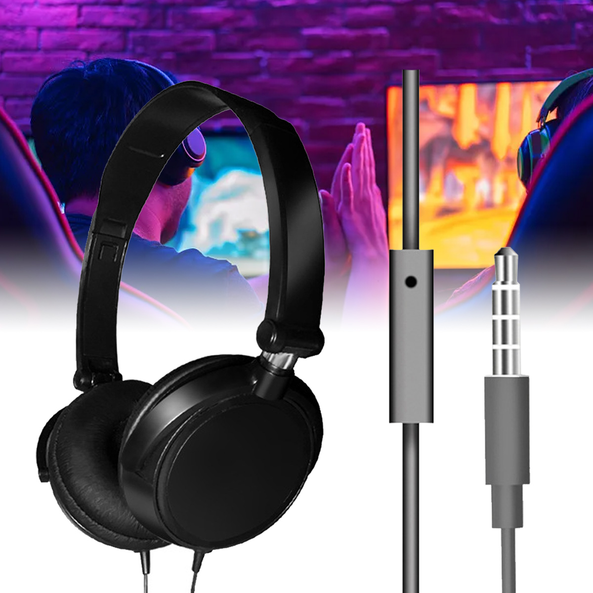 Schwarze Kopfhörer mit Kabel und Stecker werden gezeigt. Im Hintergrund sind Gamer mit Bildschirmen und eine violett beleuchtete Wand zu sehen.