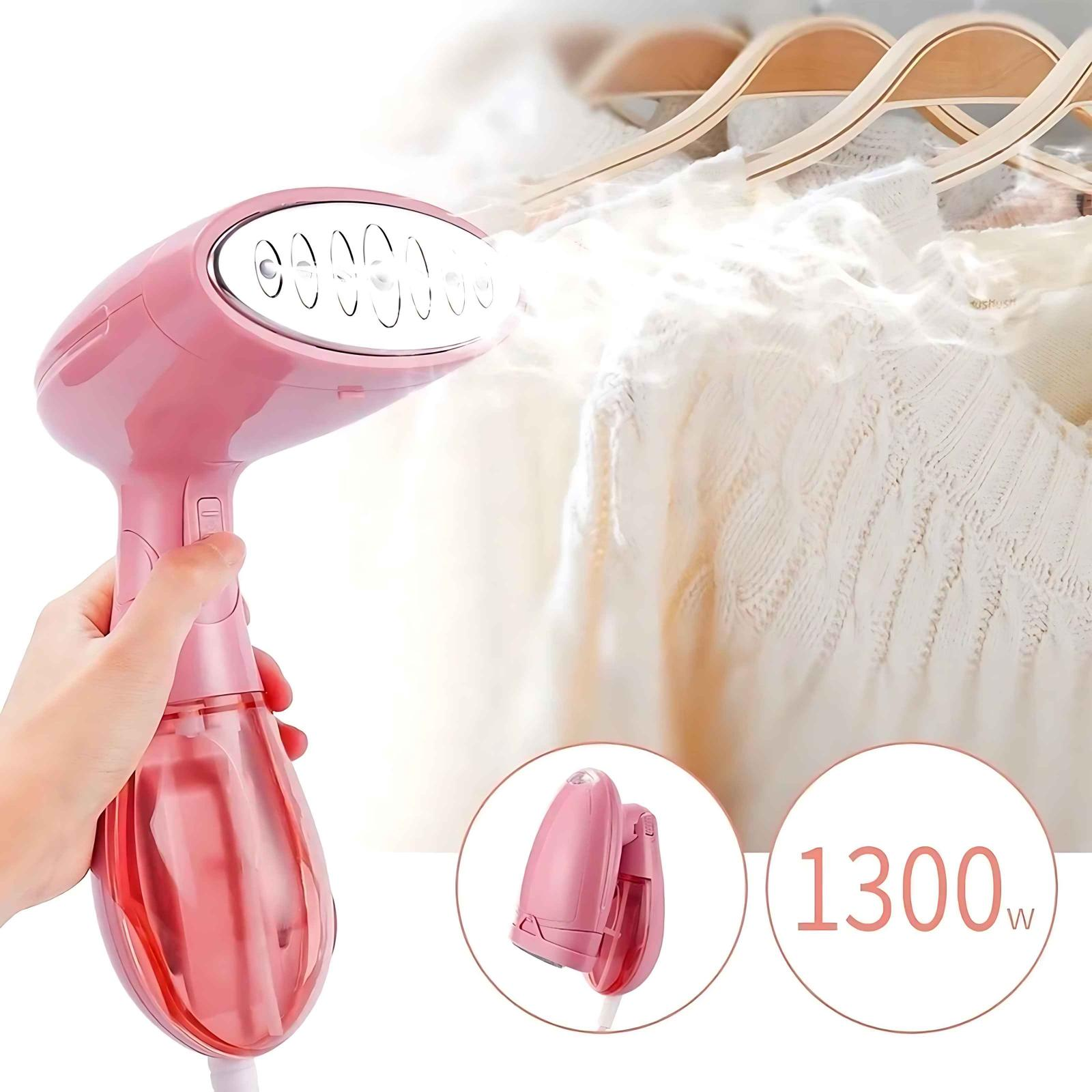 Ein rosa Handdampfgerät, das Kleidung bedampft. Ein kleiner Einsatz zeigt die Basis des Dampfgeräts. Leistungsaufnahme 1300W.