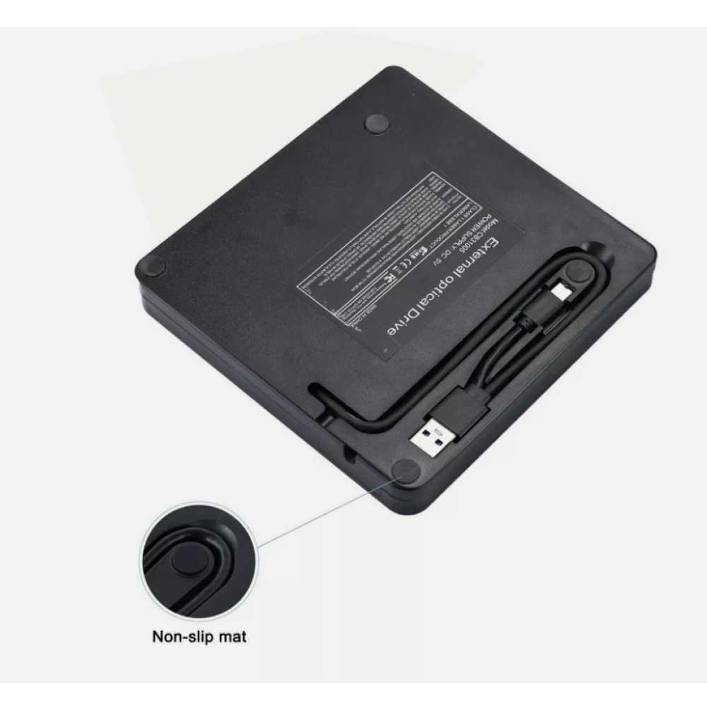Ein schwarzes externes optisches Laufwerk mit USB-Kabel. Das Laufwerk hat ein Etikett mit Text. Eine Nahaufnahme zeigt eine rutschfeste Matte.
