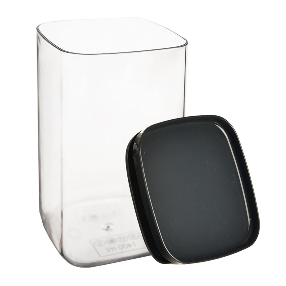 Un recipiente transparente y rectangular con una tapa negra al lado. La tapa es cuadrada y ligeramente curvada.