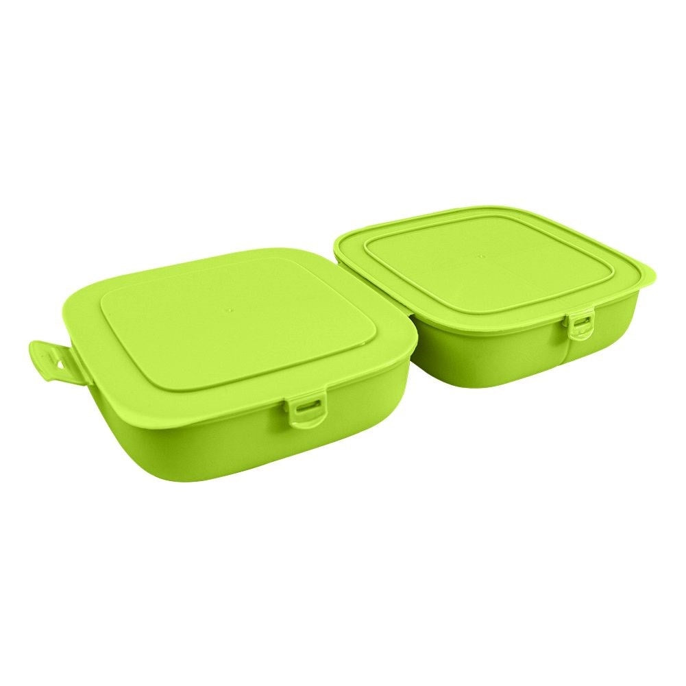 Dos recipientes rectangulares verdes para alimentos con tapas. Un recipiente está abierto, el otro cerrado. Ambos sobre fondo blanco.