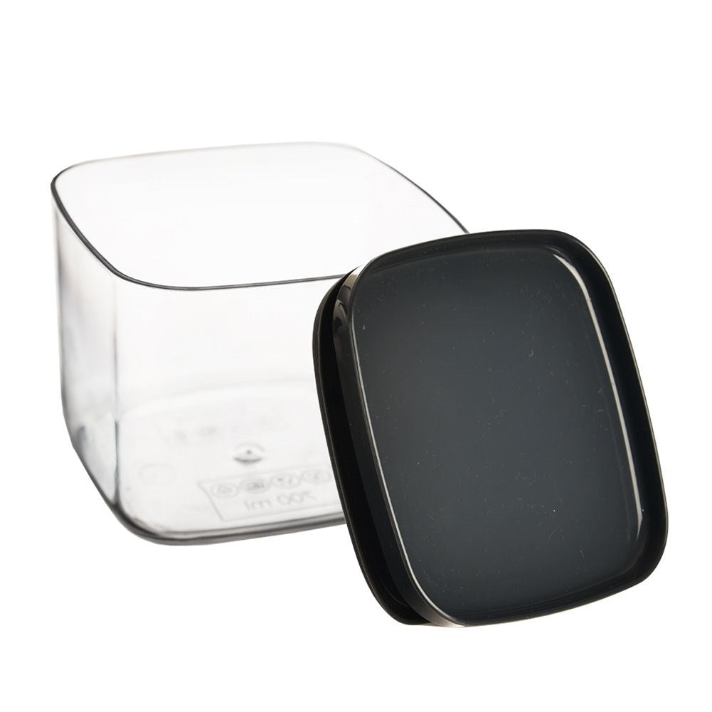 Se muestra un recipiente cuadrado transparente con una tapa negra separada sobre un fondo blanco. La tapa está ligeramente a un lado.