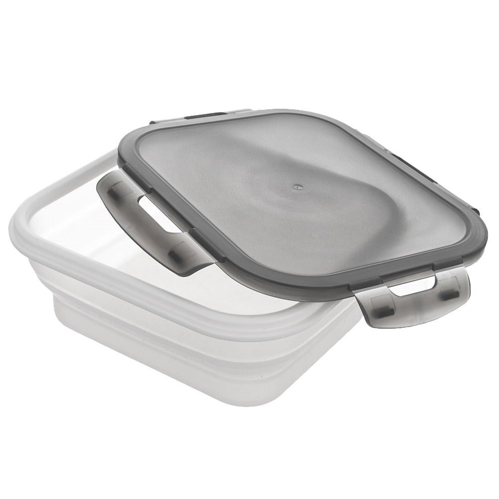 Un recipiente rectangular transparente y blanco con una tapa gris parcialmente abierta. La tapa tiene una asa.