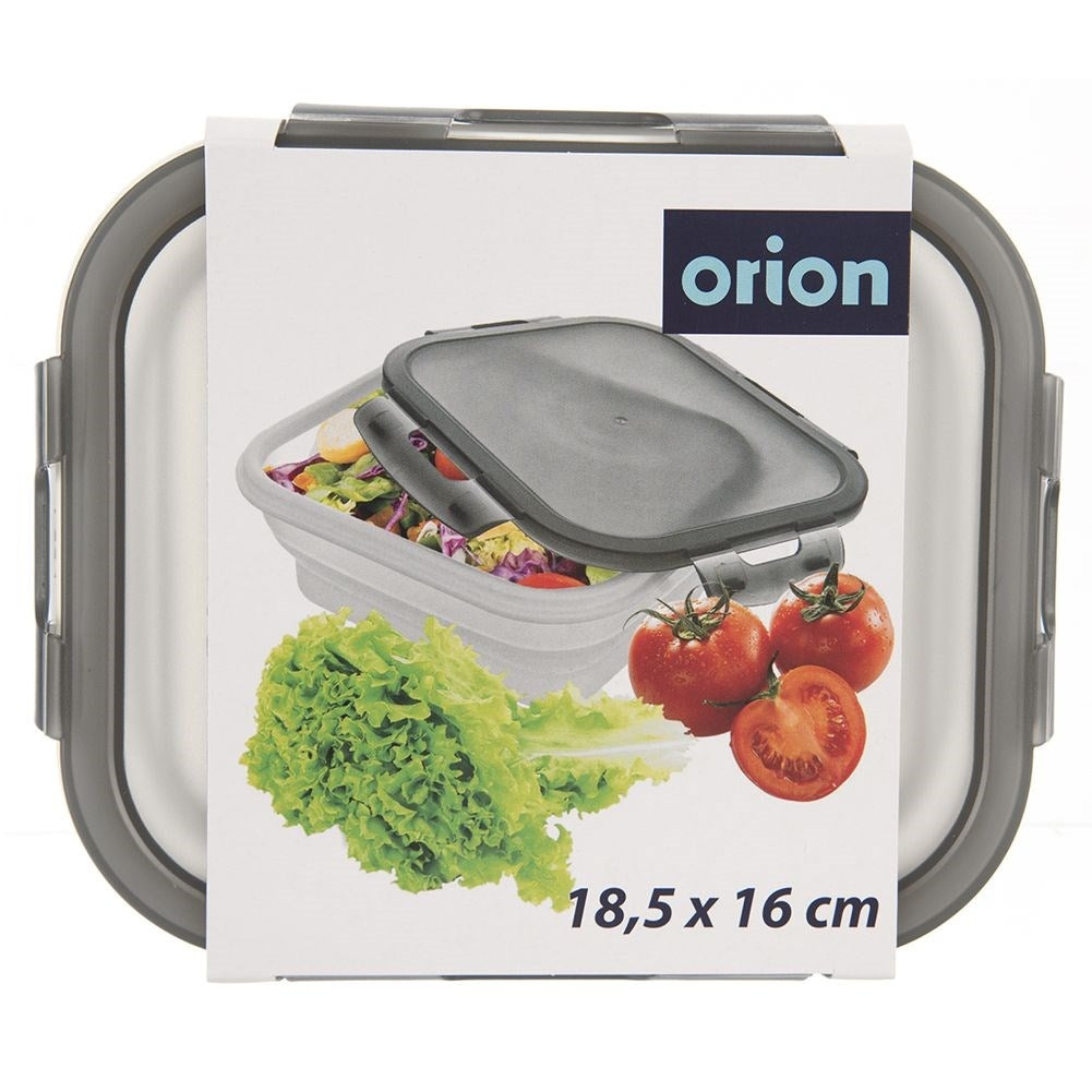 Un recipiente para alimentos con tapa gris, lleno de ensalada. Al lado hay tomates y lechuga. El recipiente está etiquetado como 'Orion'.