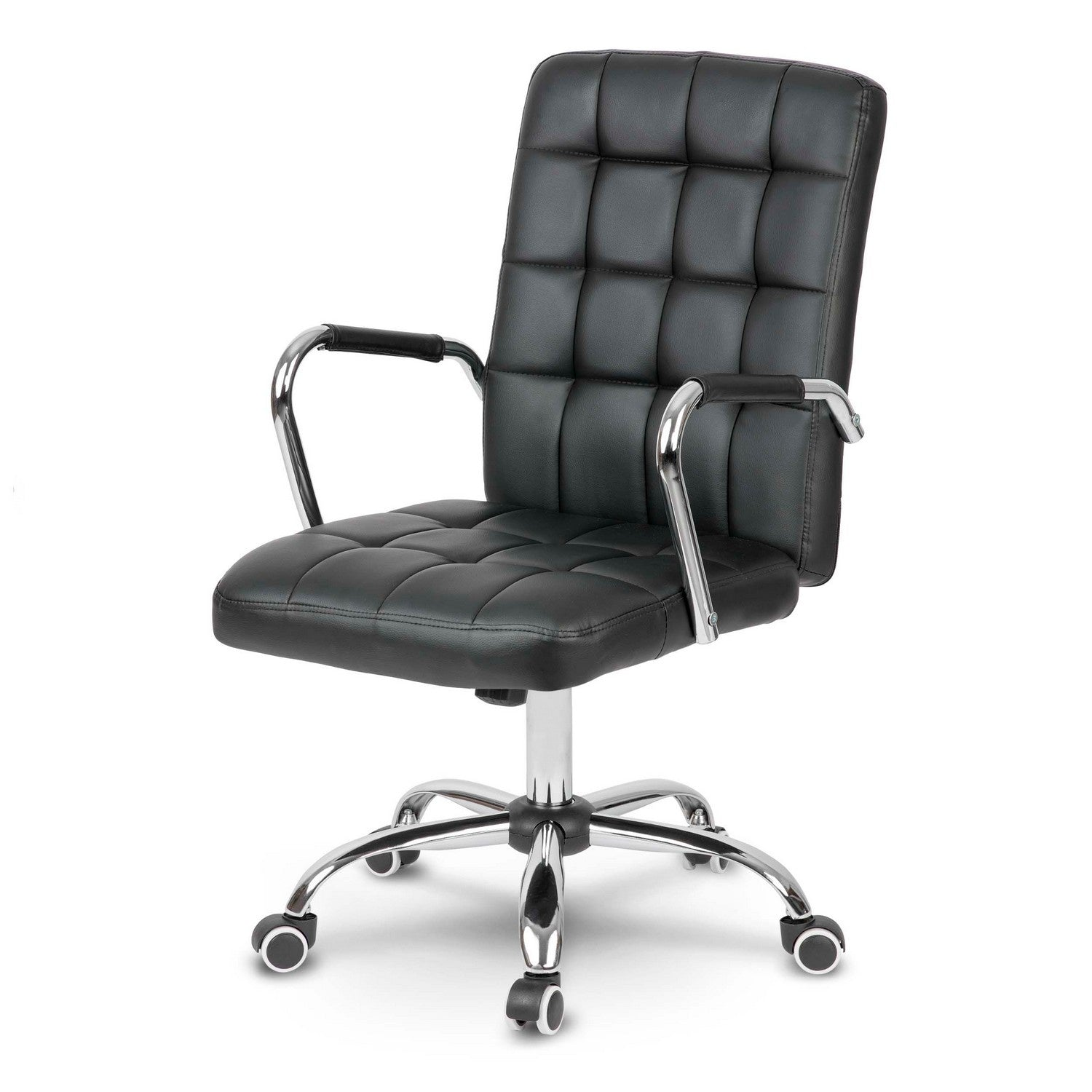 Una silla de oficina negra con respaldo y asiento acolchados, brazos cromados y base de cinco ruedas, aislada sobre fondo blanco.