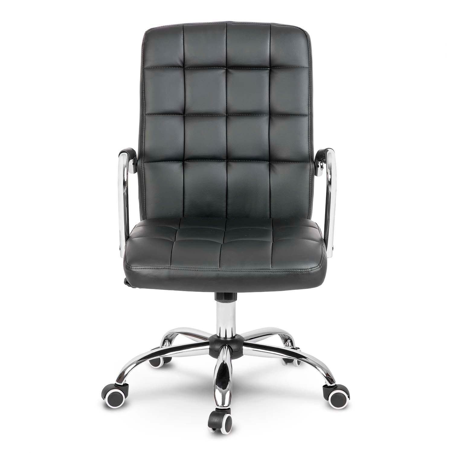 Una silla de oficina negra con respaldo y asiento acolchados cuadrados. Tiene brazos, base y ruedas cromadas, sobre un fondo blanco.