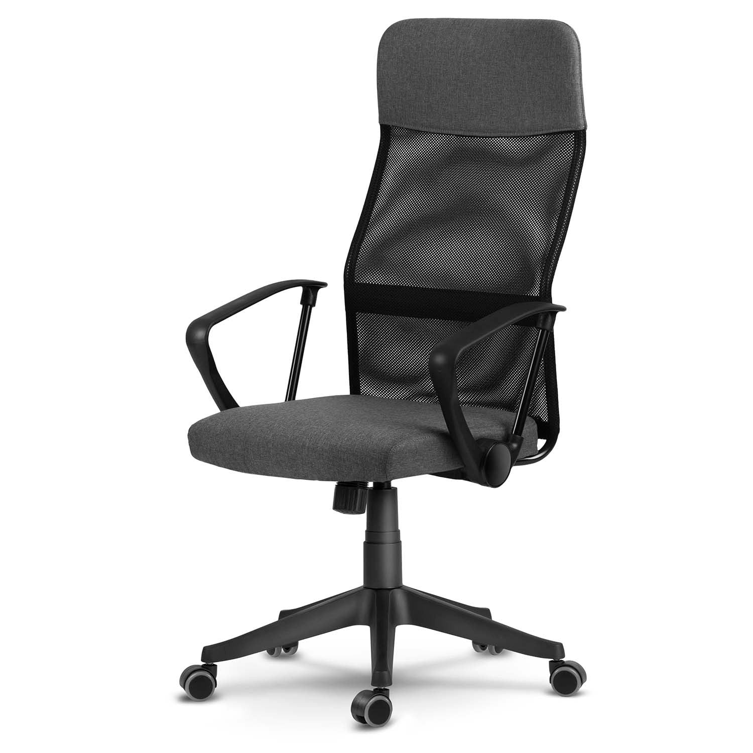 Silla de oficina gris con respaldo de malla y reposabrazos sobre fondo blanco. Tiene una base de cinco estrellas con ruedas.