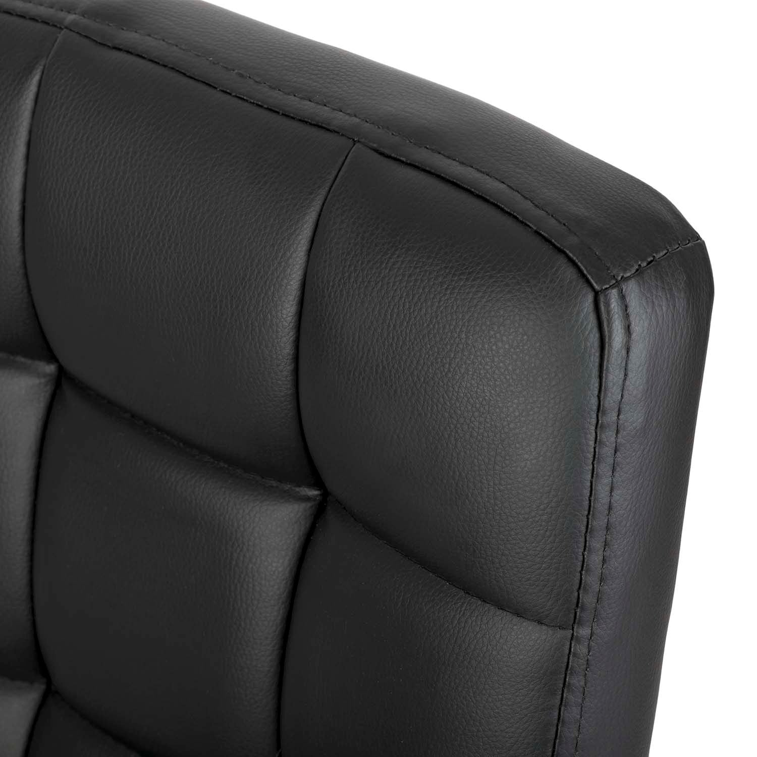 Primer plano del respaldo de una silla de cuero negro con patrones cuadrados cosidos. El cuero es texturizado, el fondo es blanco.